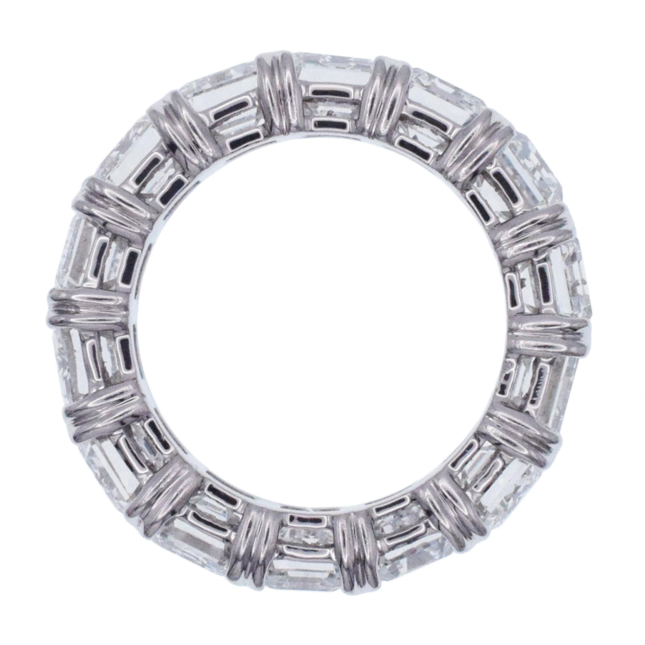 Nally Jewels  Smaragdschliff Diamant Eternity Band in Platin (Künstler*in) im Angebot