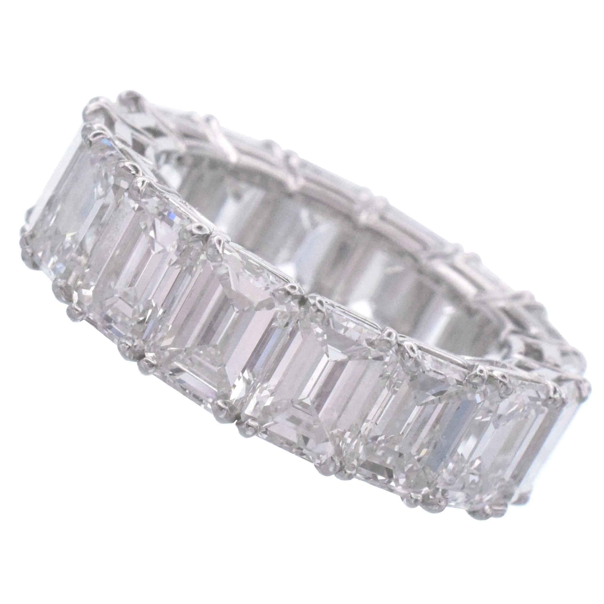 Nally Jewels  Smaragdschliff-Diamant Eternity Band in Platin. im Zustand „Neu“ im Angebot in New York, NY