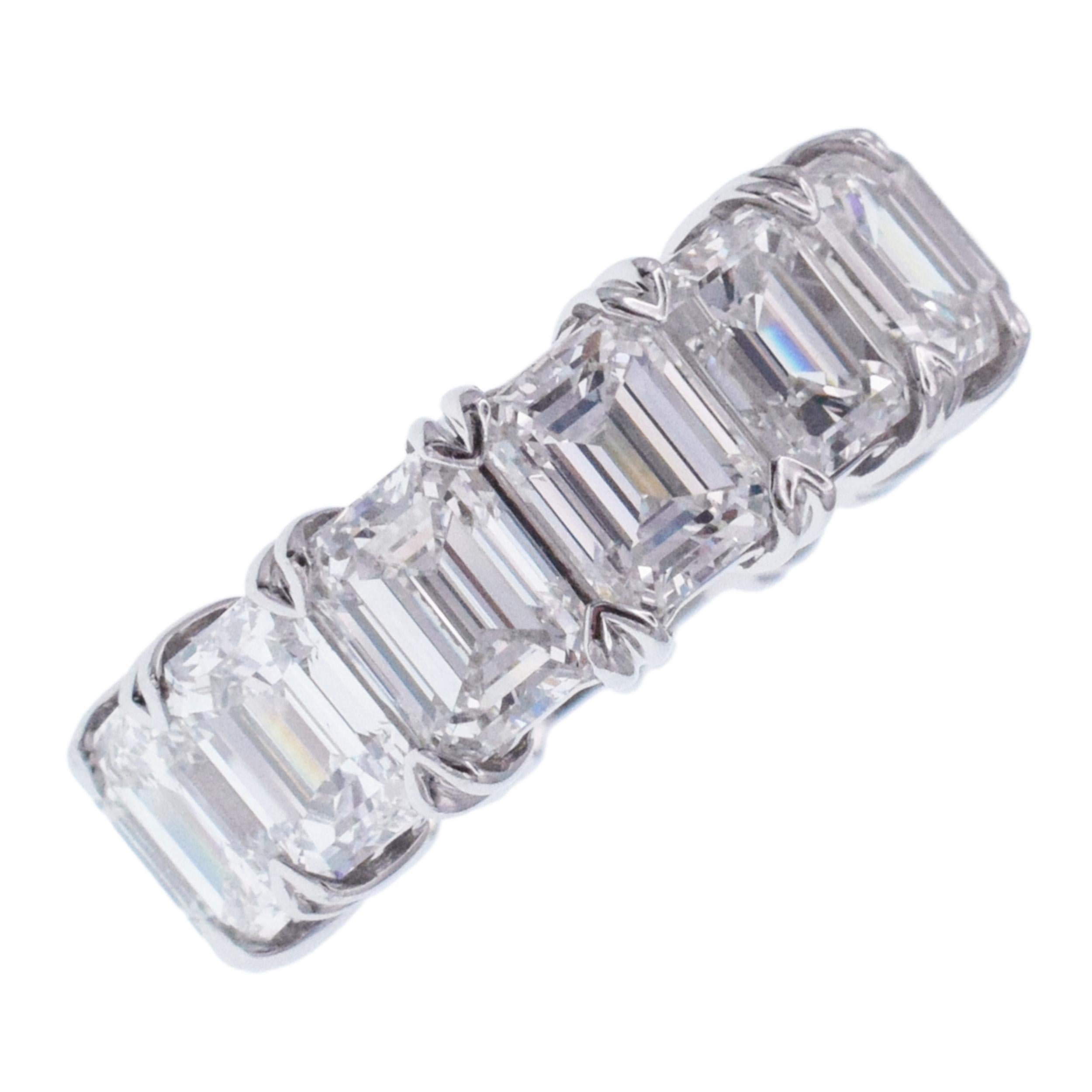 Nally Jewels  Smaragdschliff Diamant Eternity Band in Platin für Damen oder Herren im Angebot