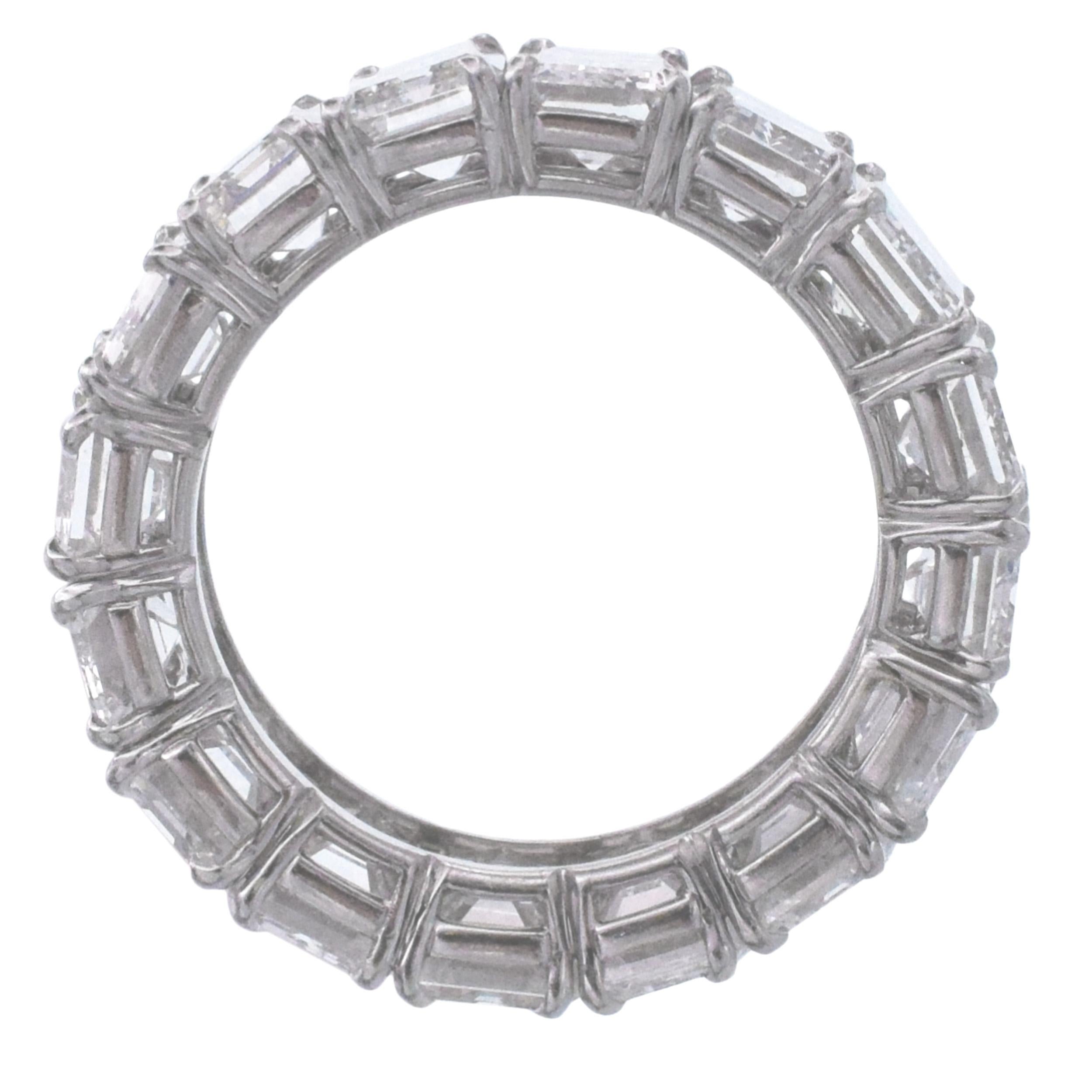 Nally Jewels  Smaragdschliff-Diamant Eternity Band in Platin. für Damen oder Herren im Angebot