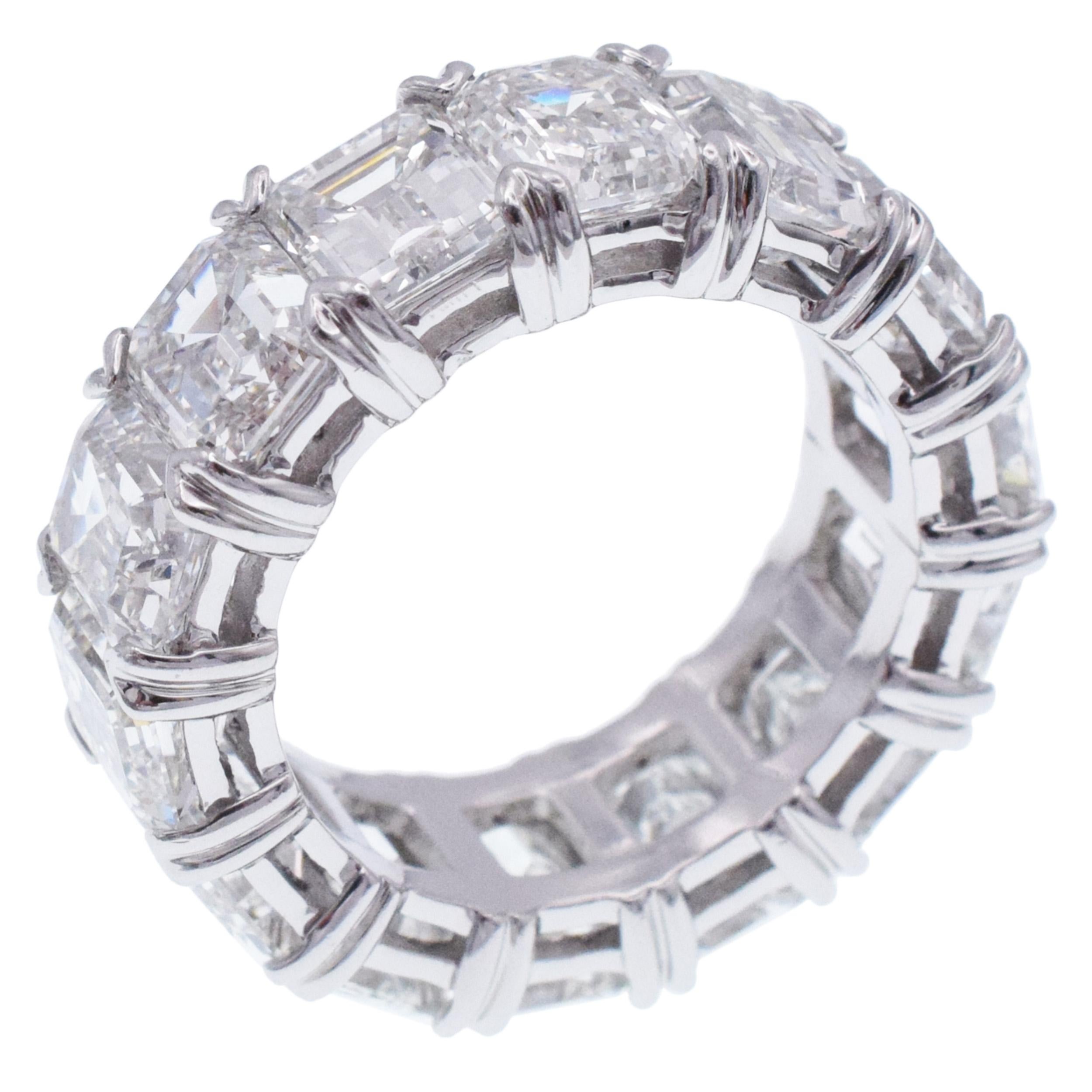 Nally Jewels  Smaragdschliff Diamant Eternity Band in Platin im Angebot 1