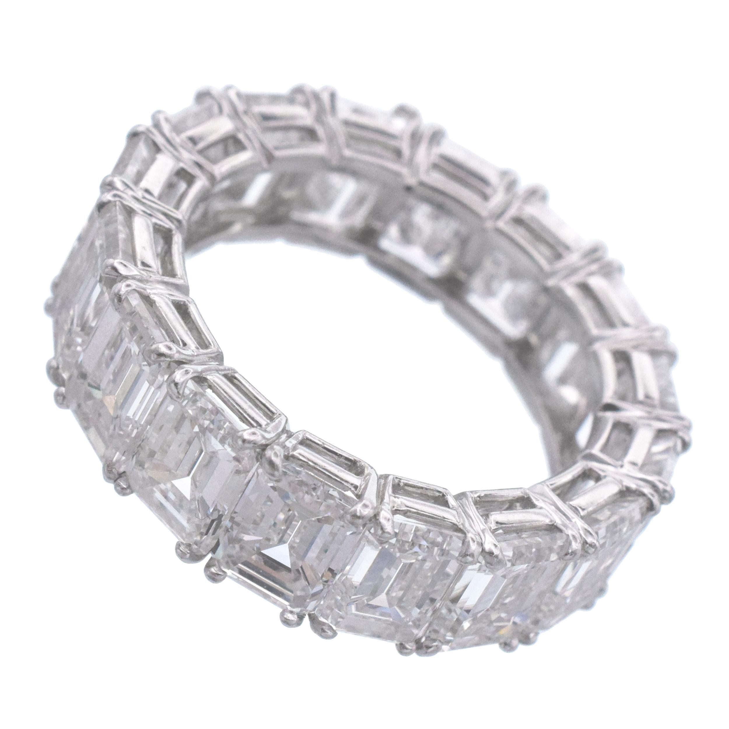 Nally Jewels  Smaragdschliff-Diamant Eternity Band in Platin. im Angebot 1