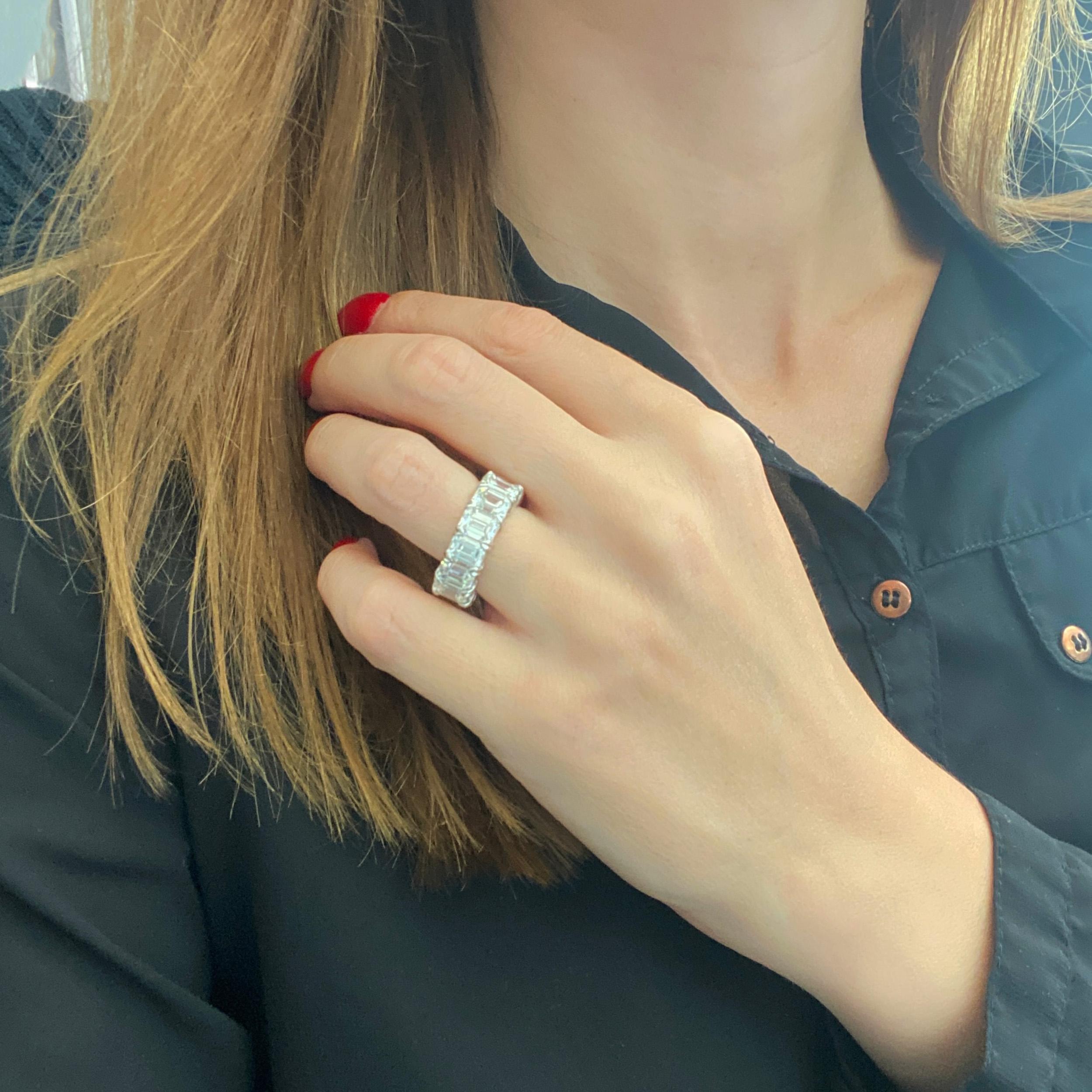 Nally Jewels  Smaragdschliff Diamant Eternity Band in Platin im Angebot 2