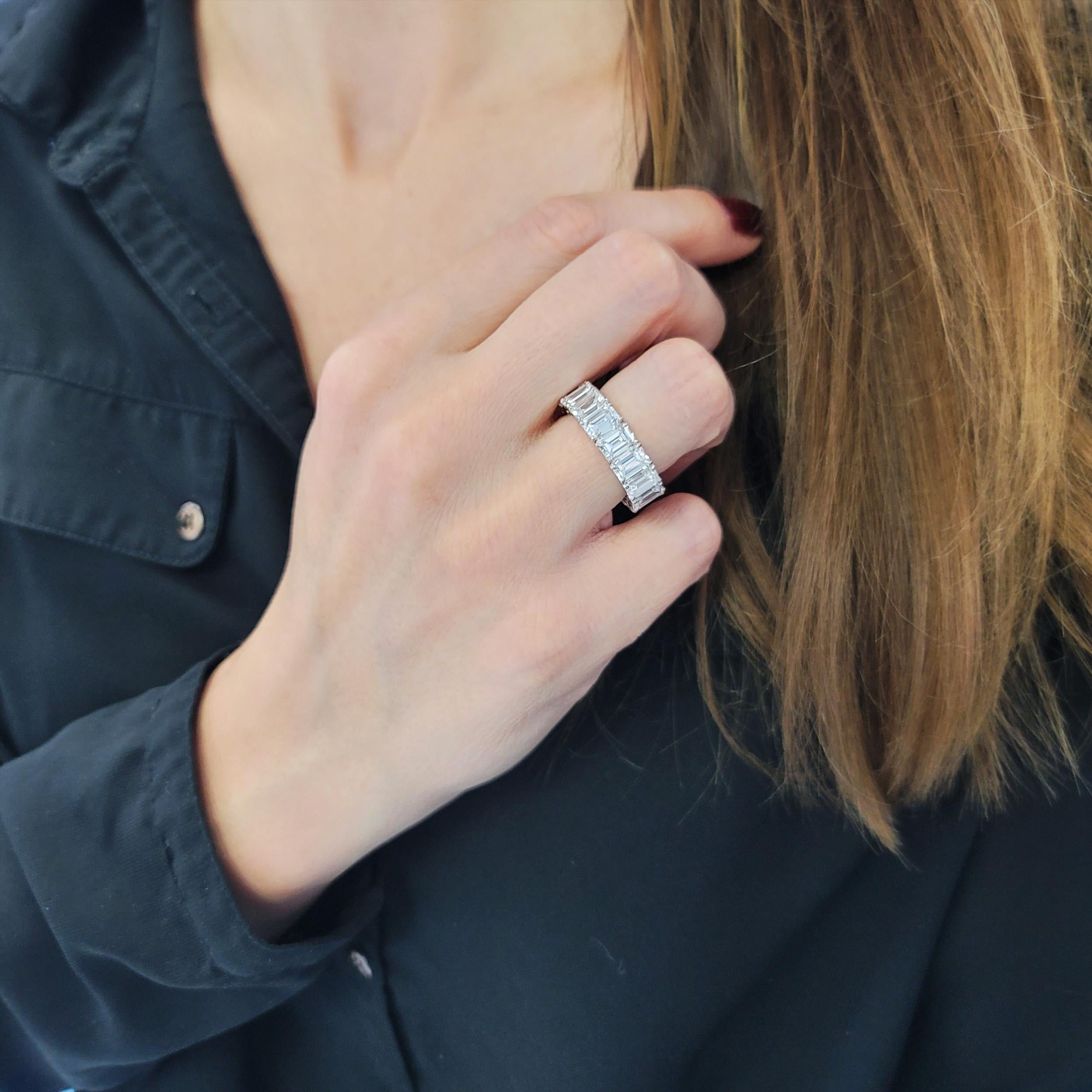 Nally Jewels  Smaragdschliff-Diamant Eternity Band in Platin. im Angebot 2