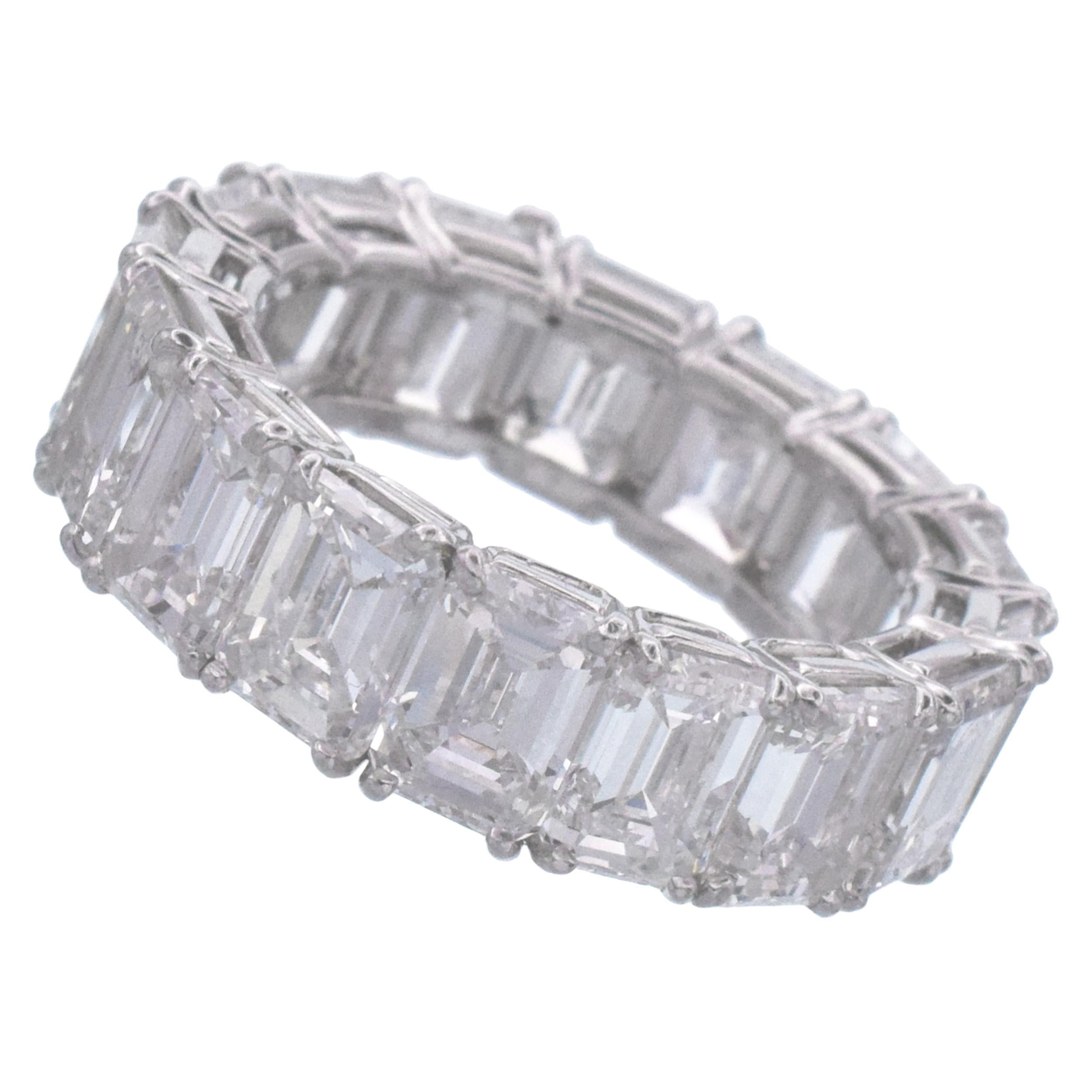Nally Jewels  Smaragdschliff-Diamant Eternity Band in Platin. im Angebot 3