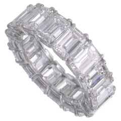 Nally Jewels  Smaragdschliff-Diamant Eternity Band in Platin.