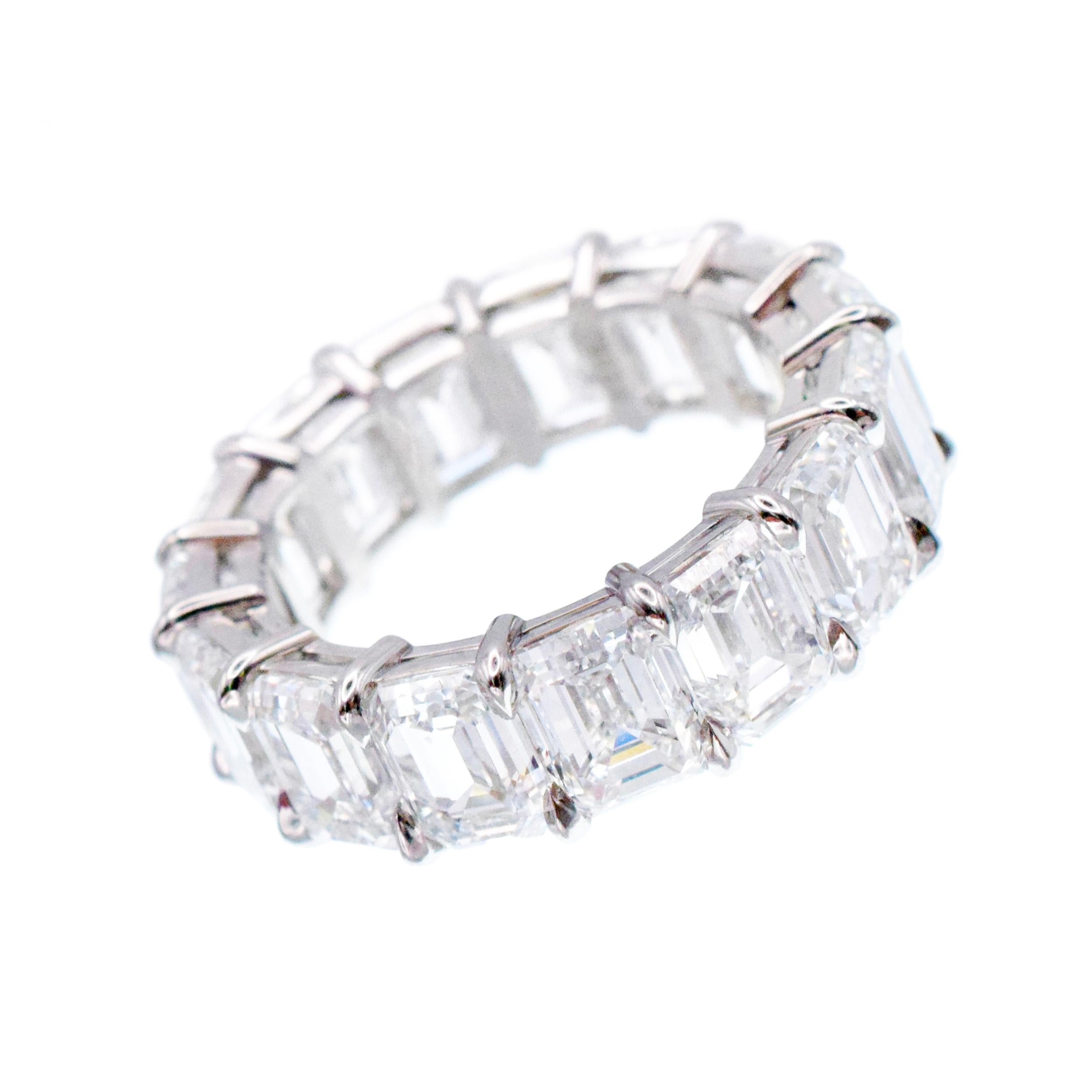 GIA-zertifiziert   Nally Jewels  Diamant-Ehering Dieser Ring hat 15 Diamanten im Smaragdschliff mit einem Gesamtgewicht von ca. 15,10 Karat  jeder Diamant ist über 1 +Karat
(Farbe: D-E, Reinheit: IF-VS2, GIA), alle gefasst in
gemeinsamer Zackenring