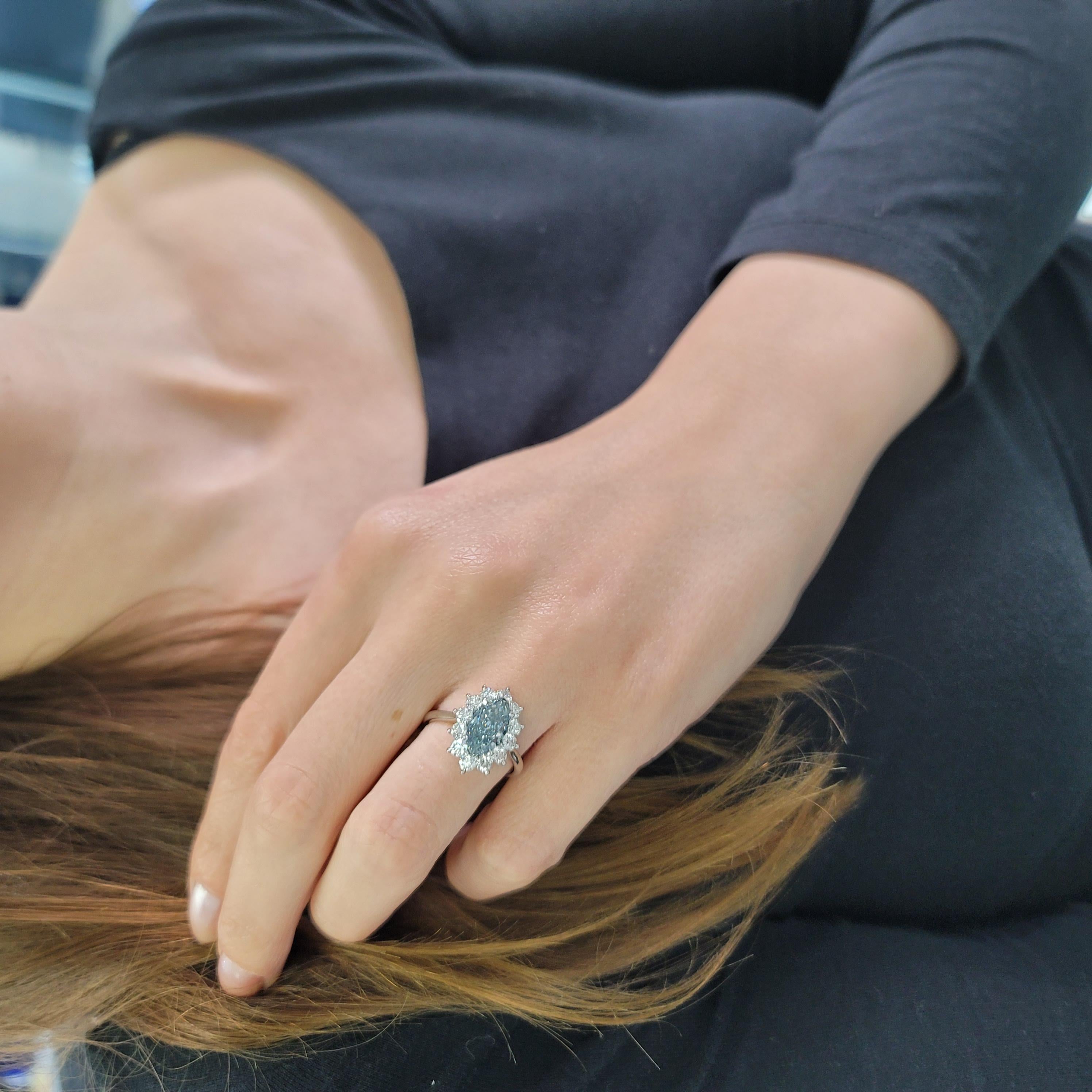 NALLY JEWELS GIA  Bague en diamant bleu grisâtre Cette bague a un diamant central de 2,14 carats.
Diamant taillé en marquise, (couleur : bleu grisâtre, pureté : VS2, GIA
5211257016) serti en platine avec 12 pierres rondes autour du centre pesant
