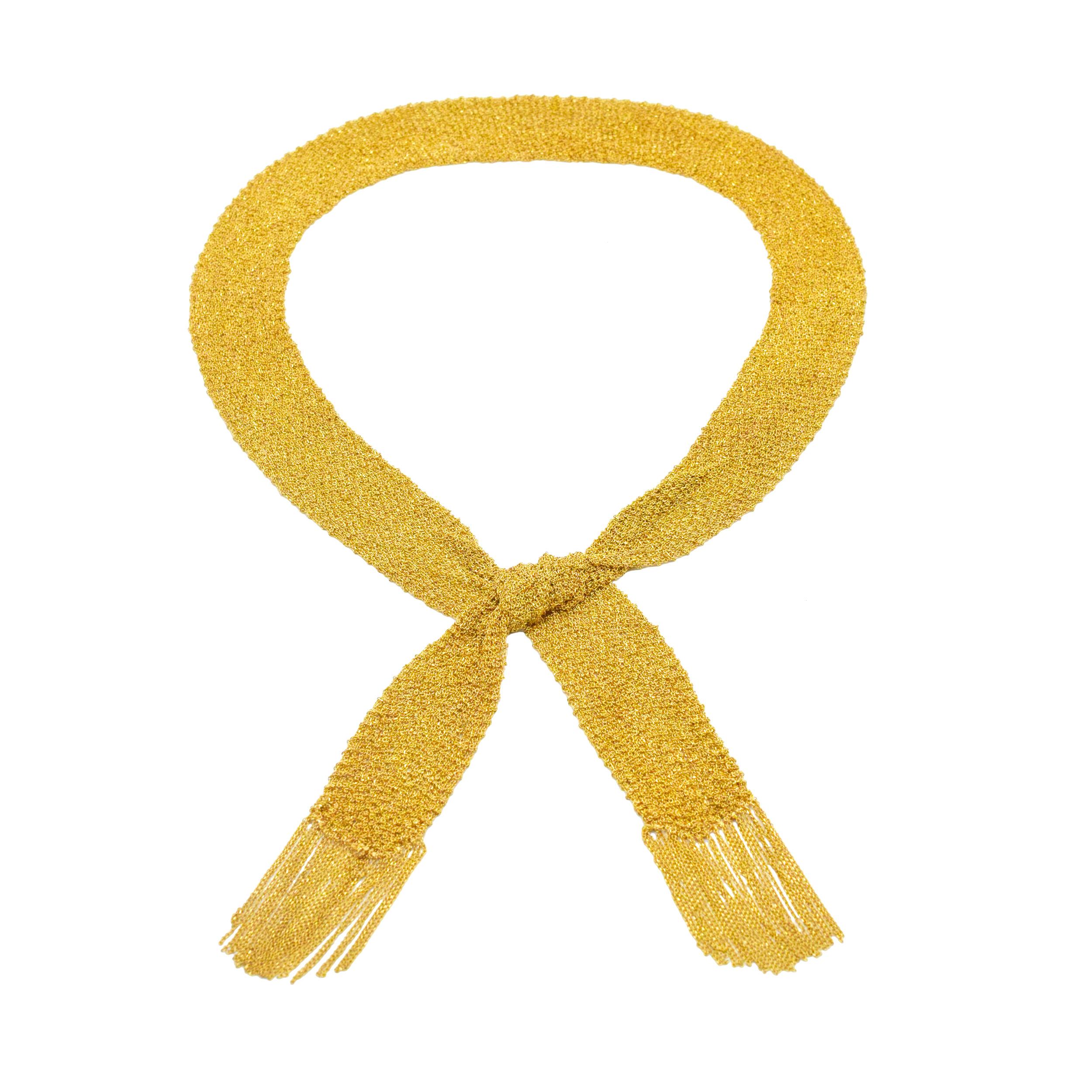 Collier écharpe en or jaune 18k. Fabriqué en diamant
couper les maillons de la chaîne du câble. Il est agrémenté d'une frange de chaîne à chaque extrémité.
Poinçon : 750, poinçon italien en or. Le collier mesure 35 pouces
de long (y compris la