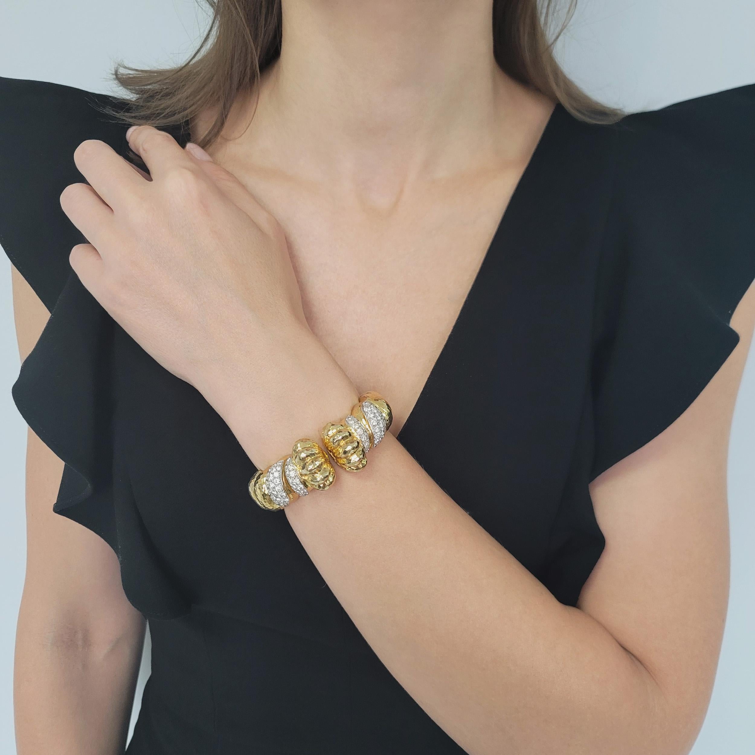 Artiste NALLY  Jewell Bracelet manchette en or jaune 18k martelé et diamants en vente