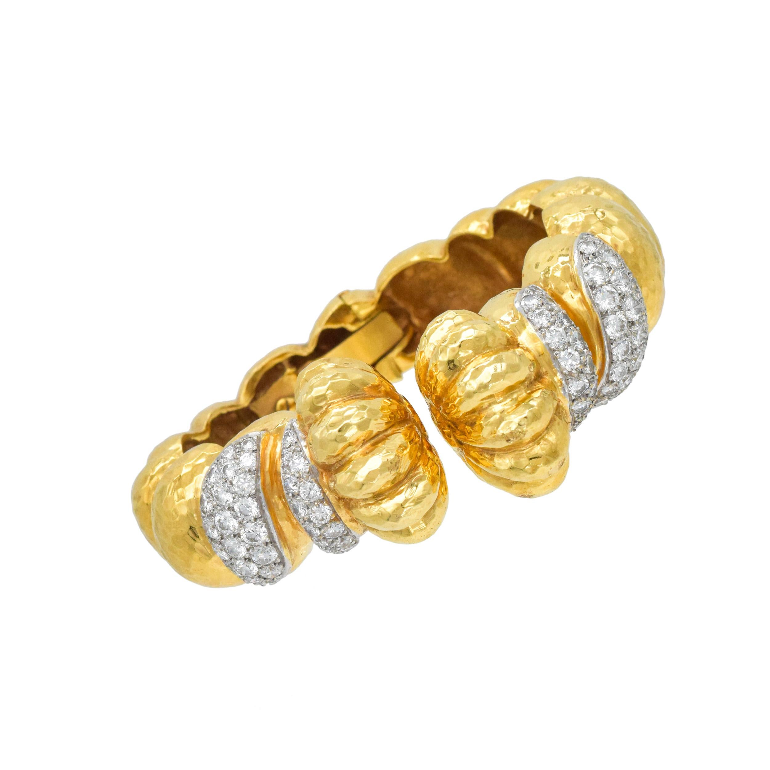 Taille ronde NALLY  Jewell Bracelet manchette en or jaune 18k martelé et diamants en vente