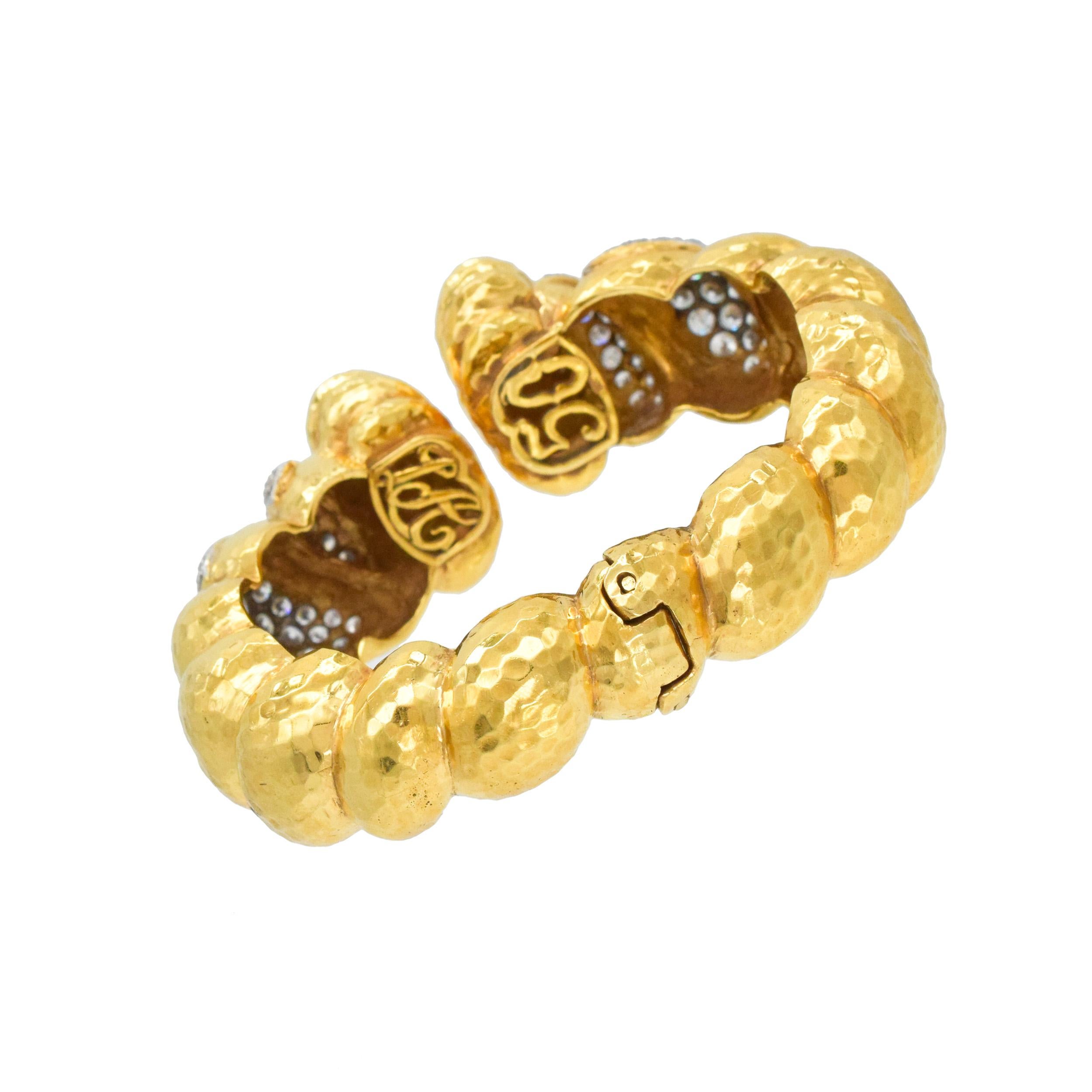 NALLY  Jewell Bracelet manchette en or jaune 18k martelé et diamants Excellent état - En vente à New York, NY