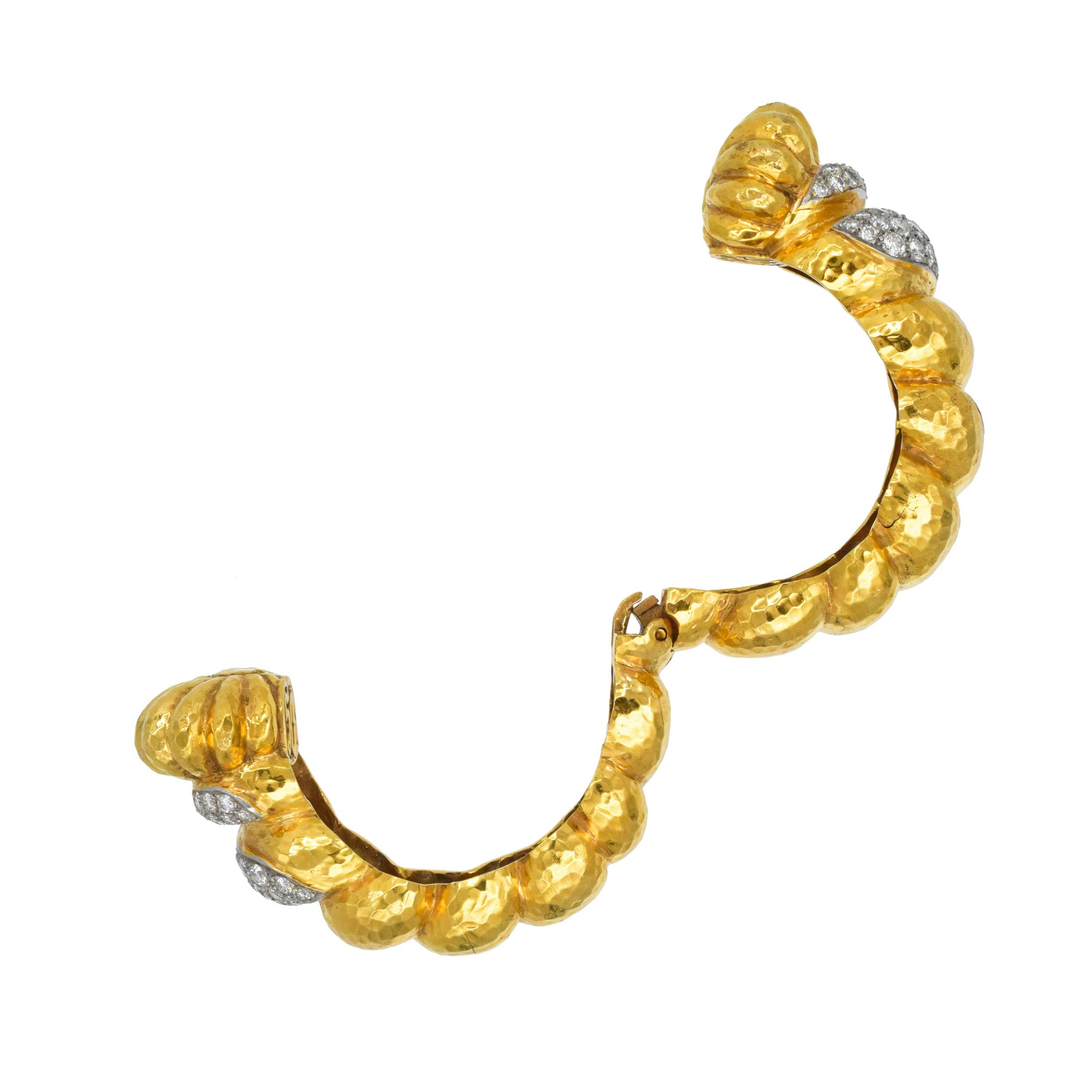NALLY  Jewell Bracelet manchette en or jaune 18k martelé et diamants Unisexe en vente