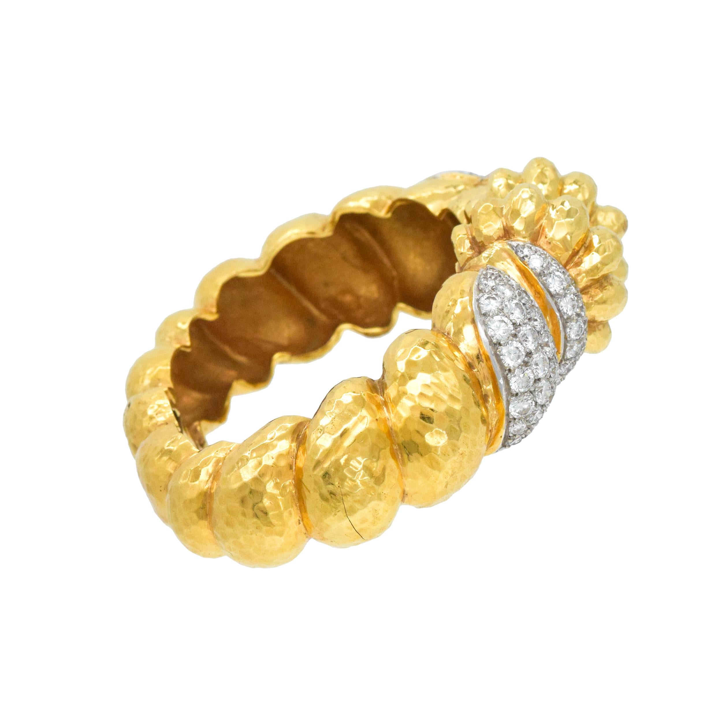 NALLY  Jewell Bracelet manchette en or jaune 18k martelé et diamants en vente 2