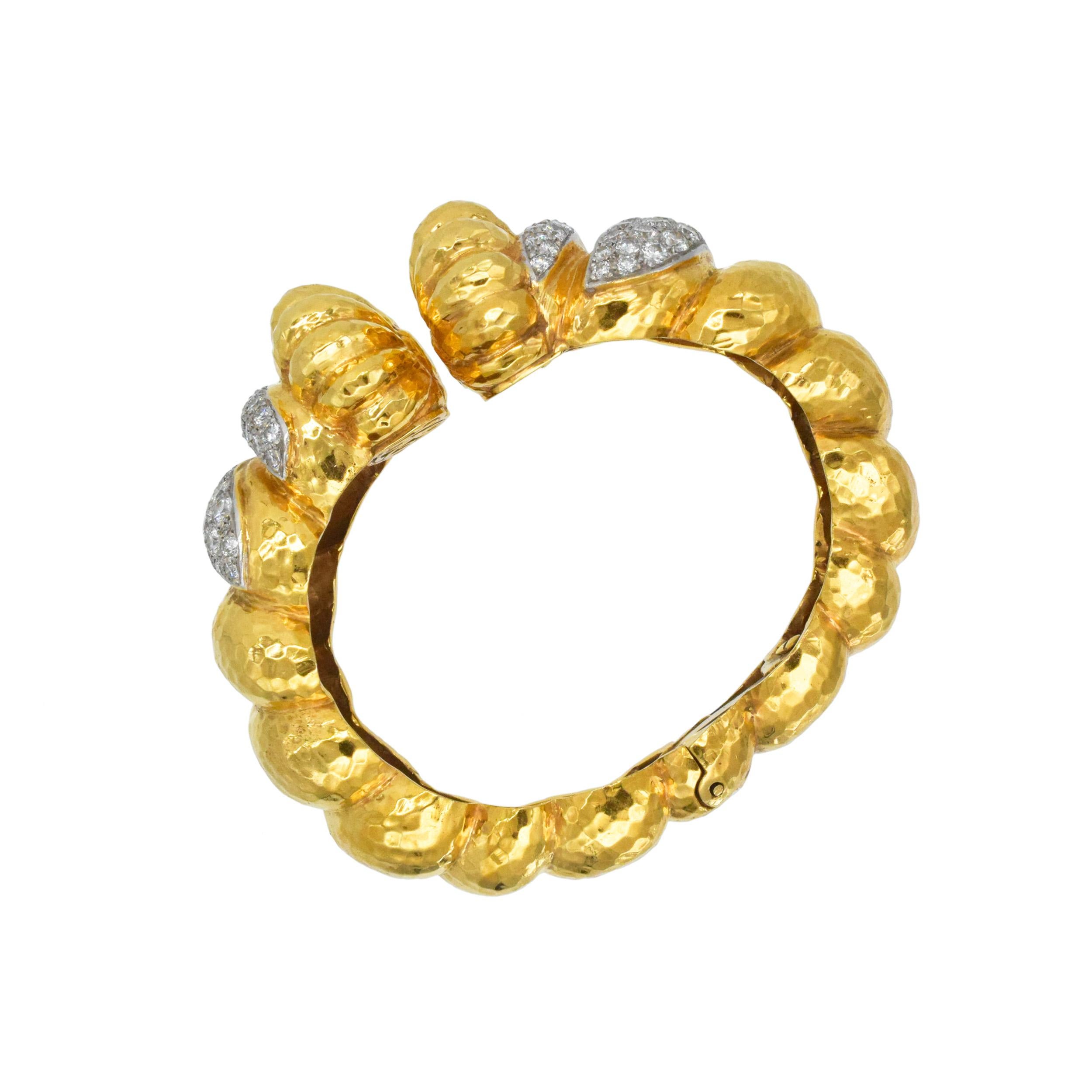 NALLY  Jewell Bracelet manchette en or jaune 18k martelé et diamants en vente 3