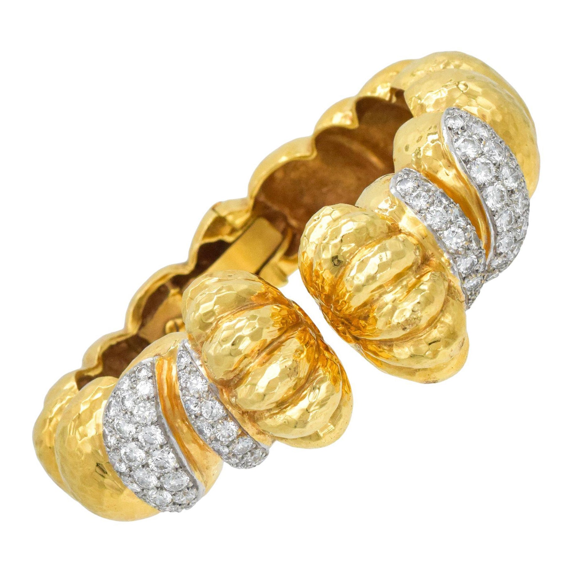 NALLY  Jewell Bracelet manchette en or jaune 18k martelé et diamants en vente