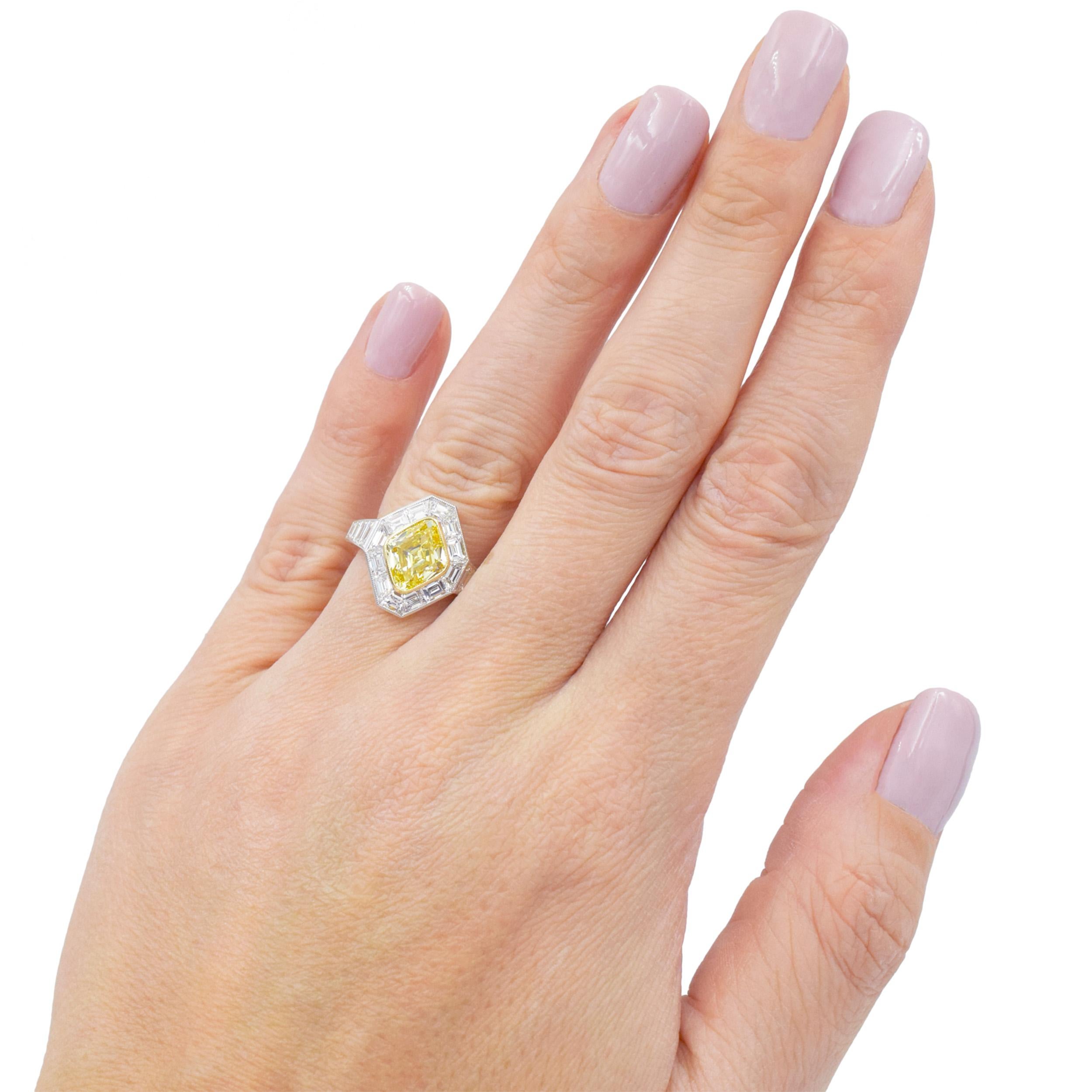 Taille carrée NALLY  Bague en diamant de couleur jaune fantaisie intense certifié GIA en vente