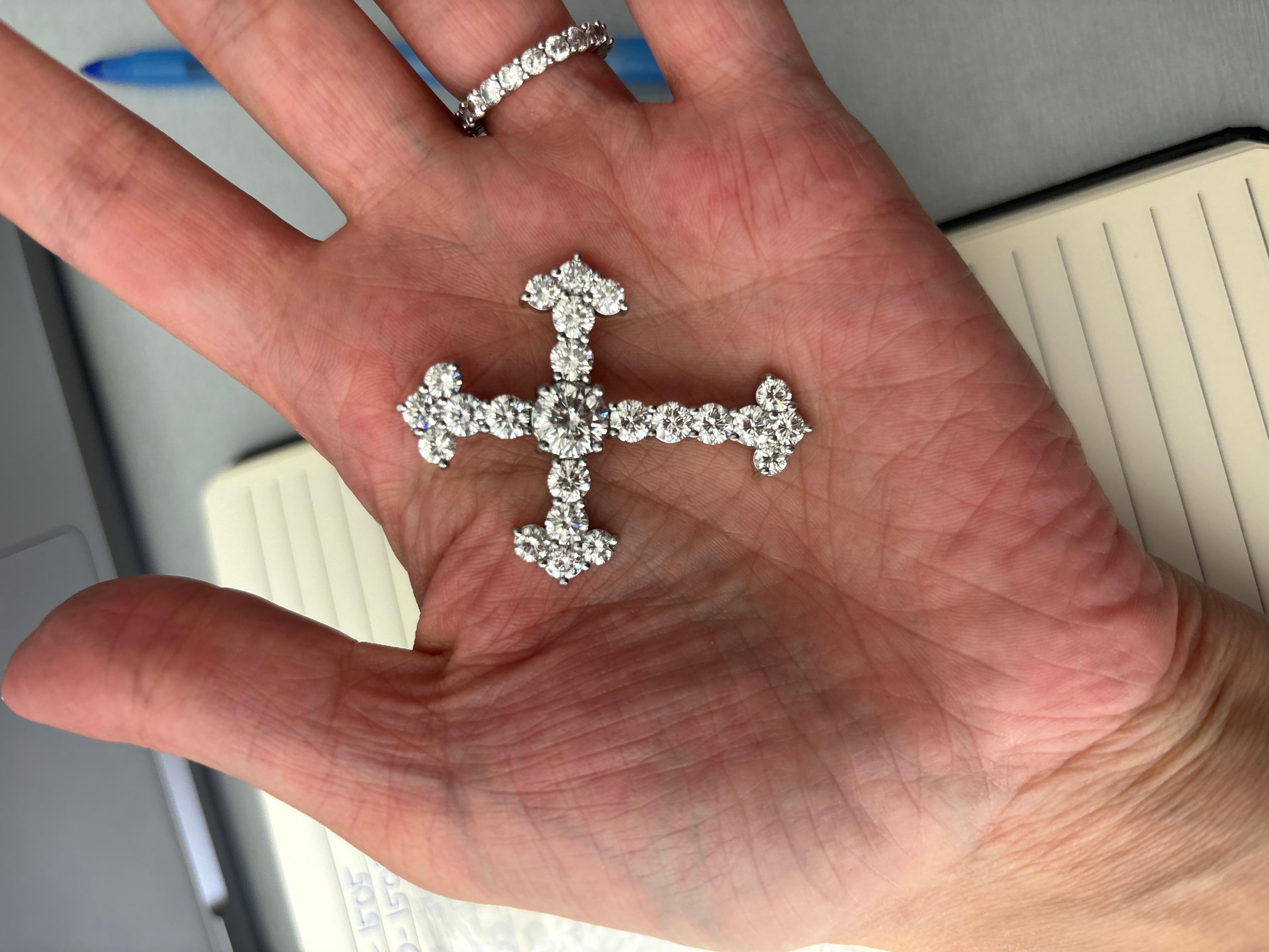 NALLY JEWELS Impressionnant  Pendentif croix en diamant en platine. en vente 6