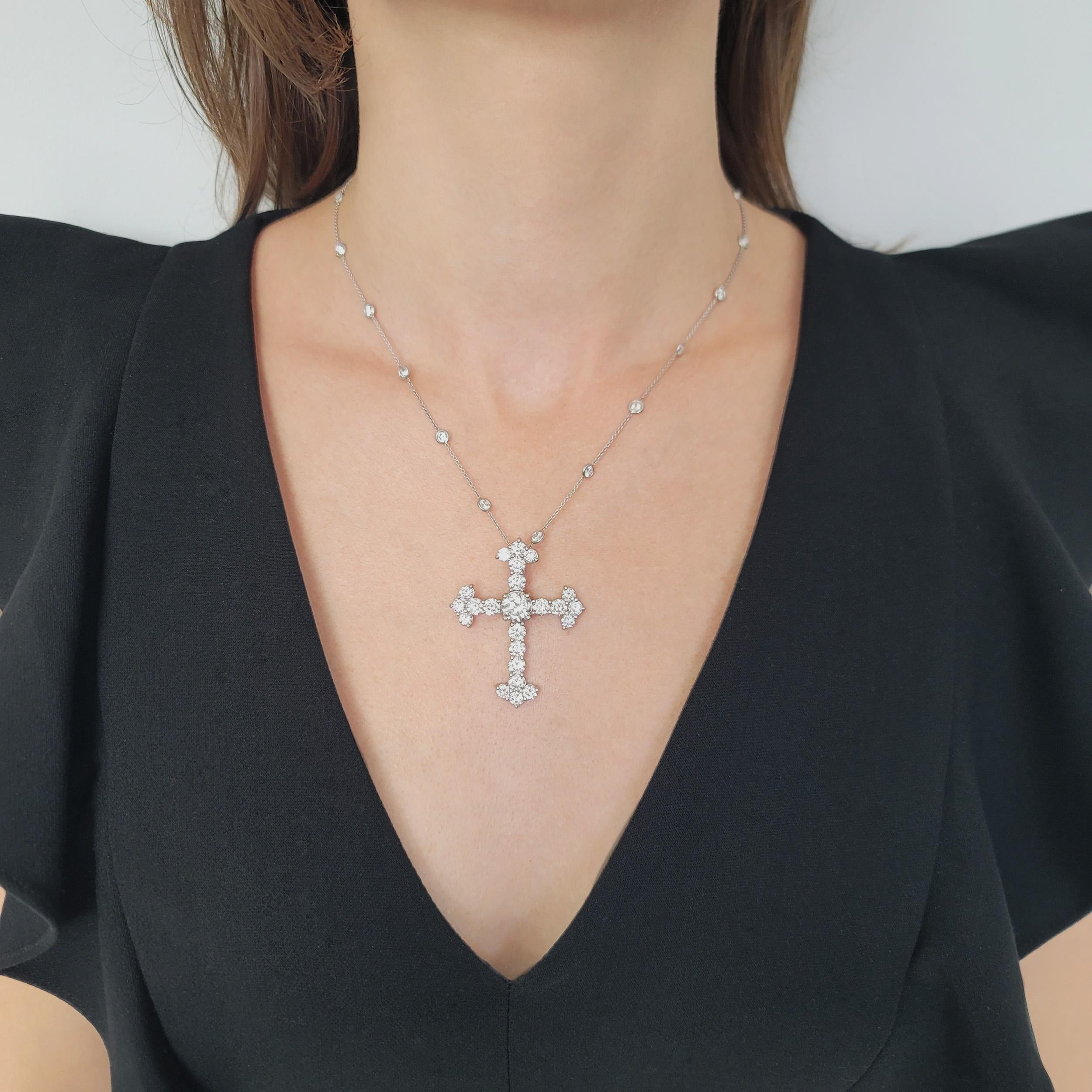  Pendentif croix en diamant en platine. Le centre de cette croix est serti d'un diamant rond de taille brillant d'un poids d'environ 2,25 ct.  (presque incolore) entouré / incrusté de 22 diamants ronds de taille brillant d'un poids total d'environ