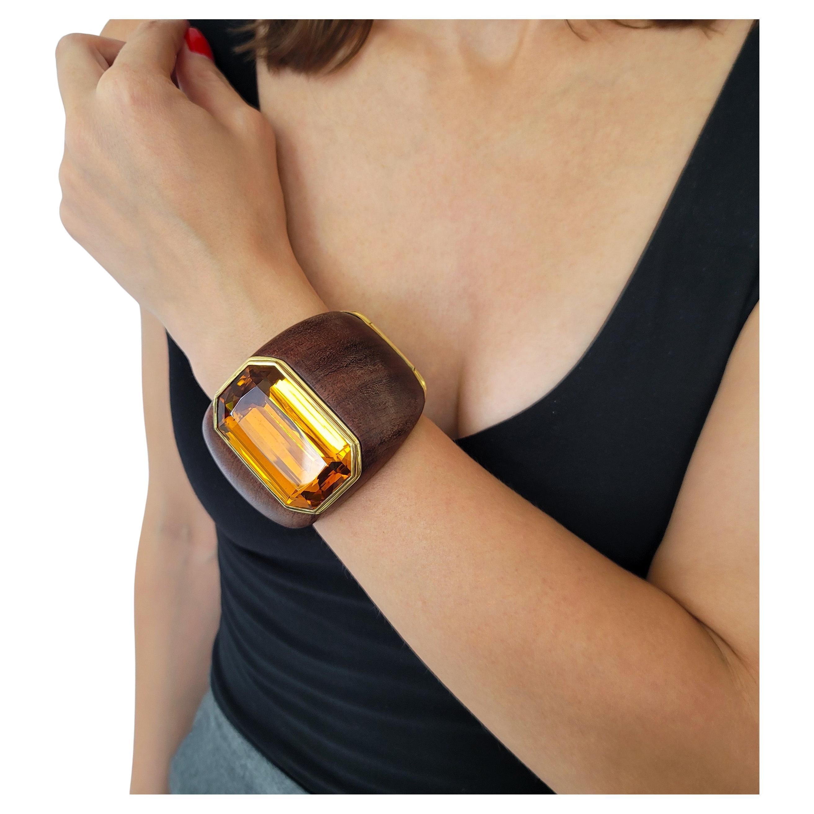 NALLY JEWELS großes beeindruckendes Armband aus Citrin und Gold mit breiter Holzmanschette. im Angebot