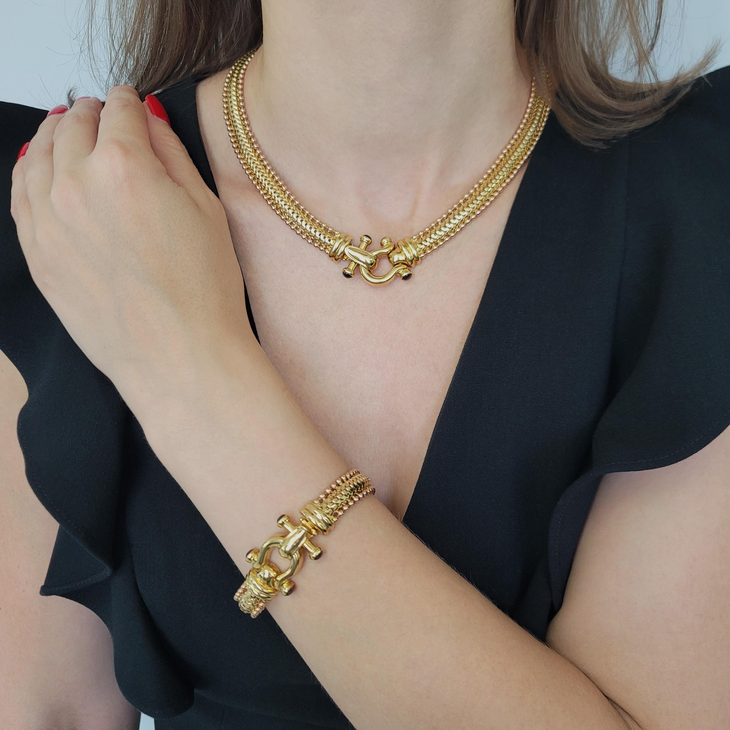 Or 18k bicolore   Suite de colliers et de bracelets avec
Saphir Accents. Ce collier à trois rangs présente les caractéristiques suivantes
centre entrelacé en or jaune 18 carats, flanqué d'un anneau en or rose 18 carats.
liens en perles d'or. Équipé