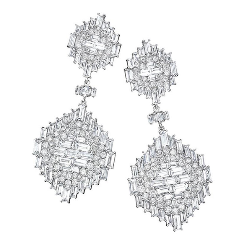 Nam Cho Boucles d'oreilles pendantes en or 18 carats WG avec diamants de 4,00 carats et saphirs blancs de 14,00 carats en vente