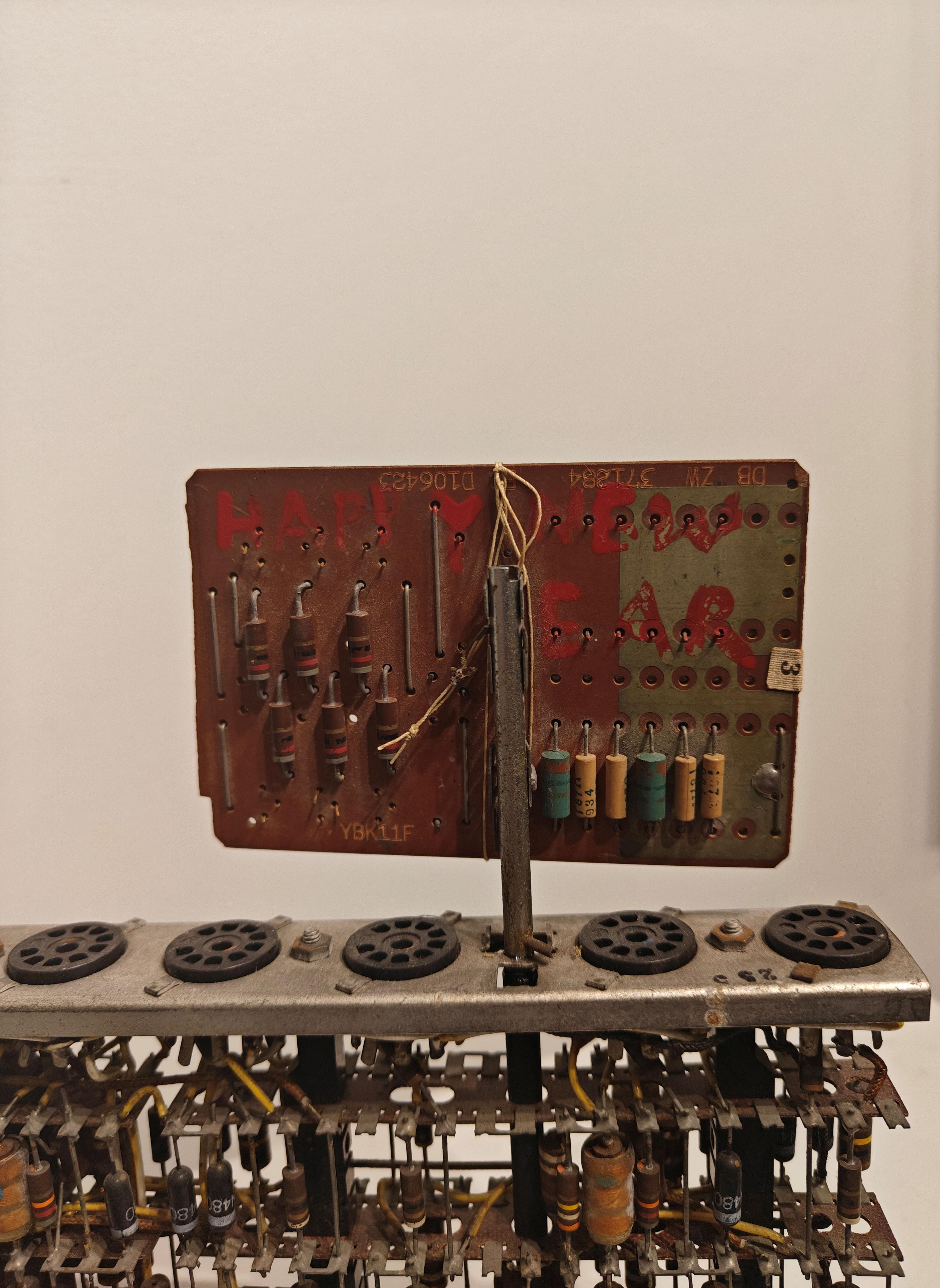 „ Happy New Year“ Nam June Paik und Charlotte Moorman, Fluxus Electric Sculpture, Electric Sculpture im Angebot 1
