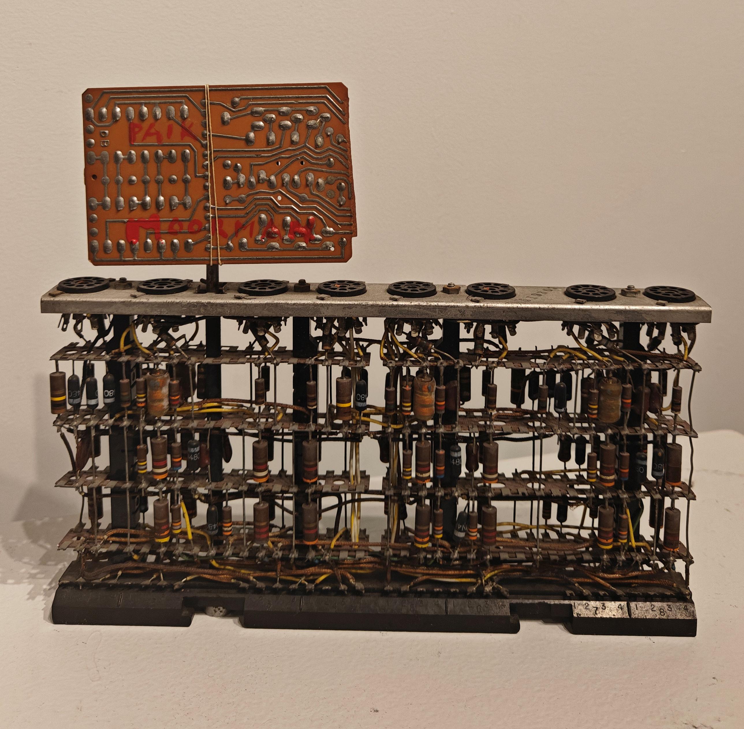 „ Happy New Year“ Nam June Paik und Charlotte Moorman, Fluxus Electric Sculpture, Electric Sculpture im Angebot 2