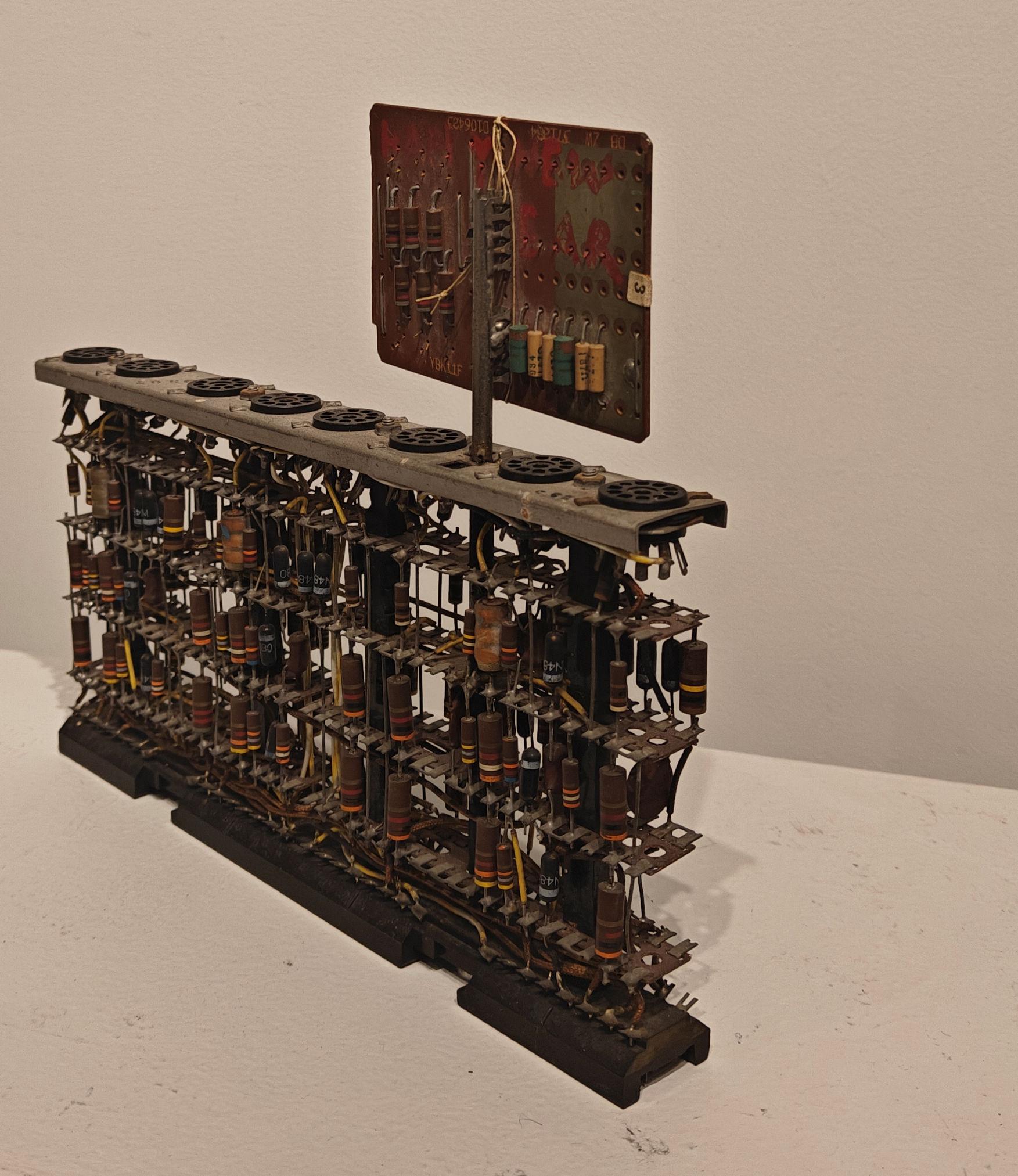 „ Happy New Year“ Nam June Paik und Charlotte Moorman, Fluxus Electric Sculpture, Electric Sculpture im Angebot 3