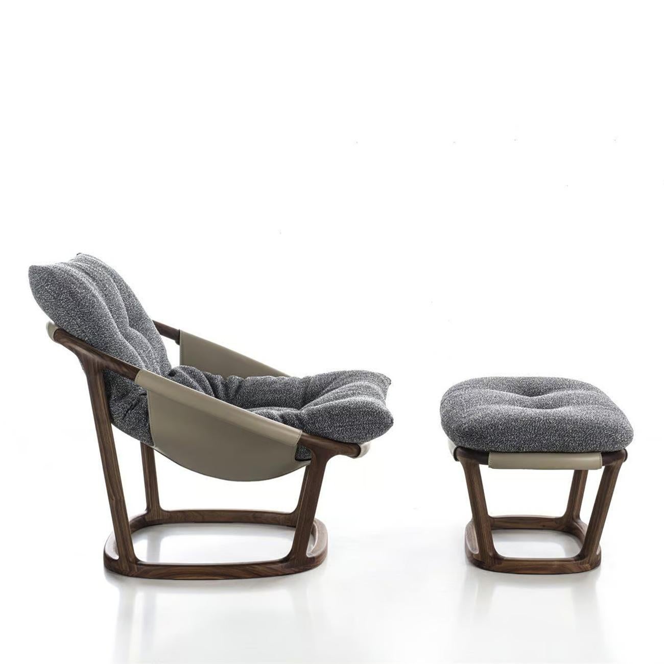 Sillón Namaria Gris Conjunto con estructura de nogal macizo
revestido de cuero auténtico en acabado beige. Cojín
tapizada y revestida de tela gris perla. Extraíble
tejido de recubrimiento.
Sillón: L82xD91xH80cm.
Taburete: L72xD51xH43cm.