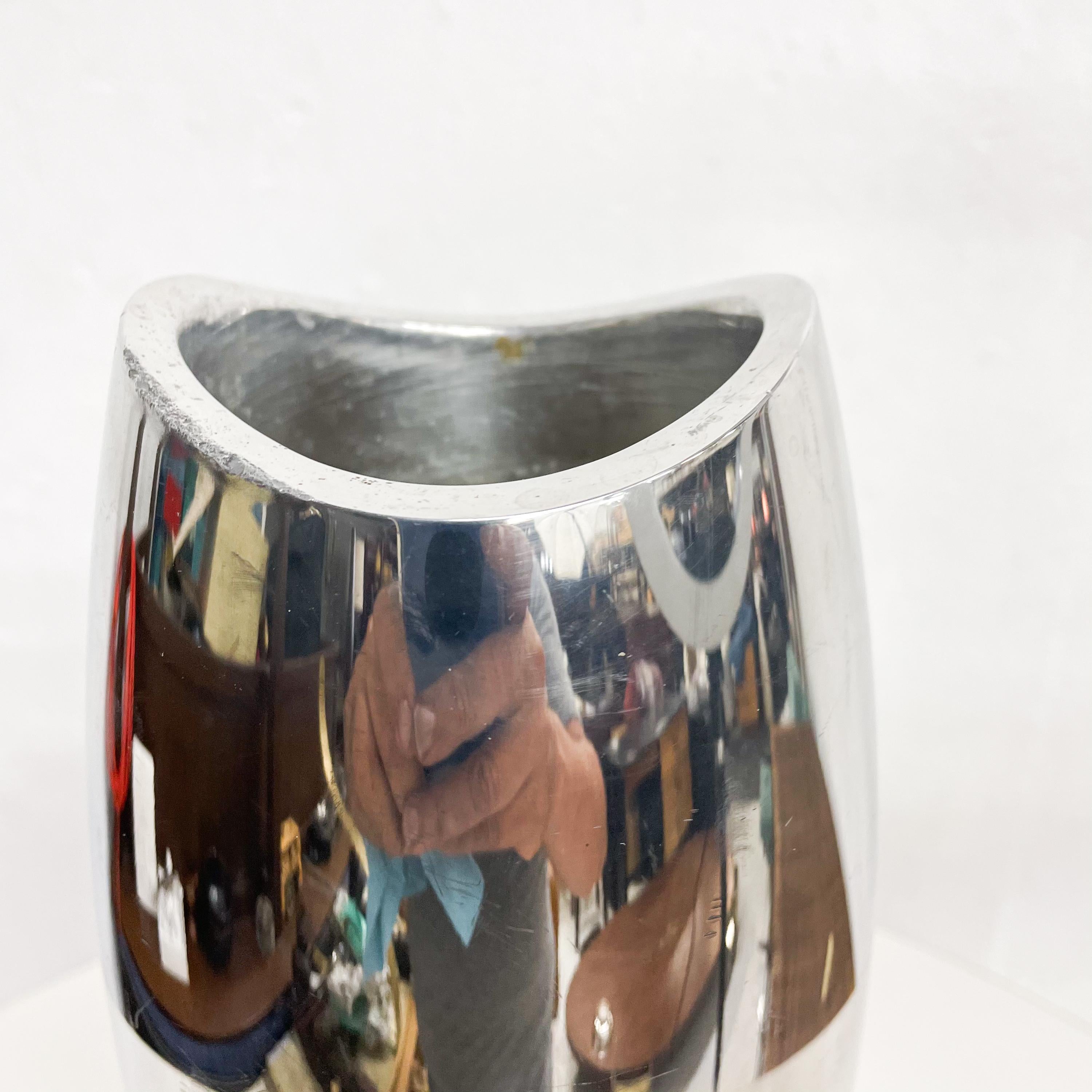 For your pleasure: Nambe studio aluminum vase model 6062 by Karim Rashid 1994
Nambe Studio cylindrical vase finished in the Nambe signature silver metal alloy.
Vase has incised signature of the designer on underside.
Measures: 12.75 tall x 4.5 in