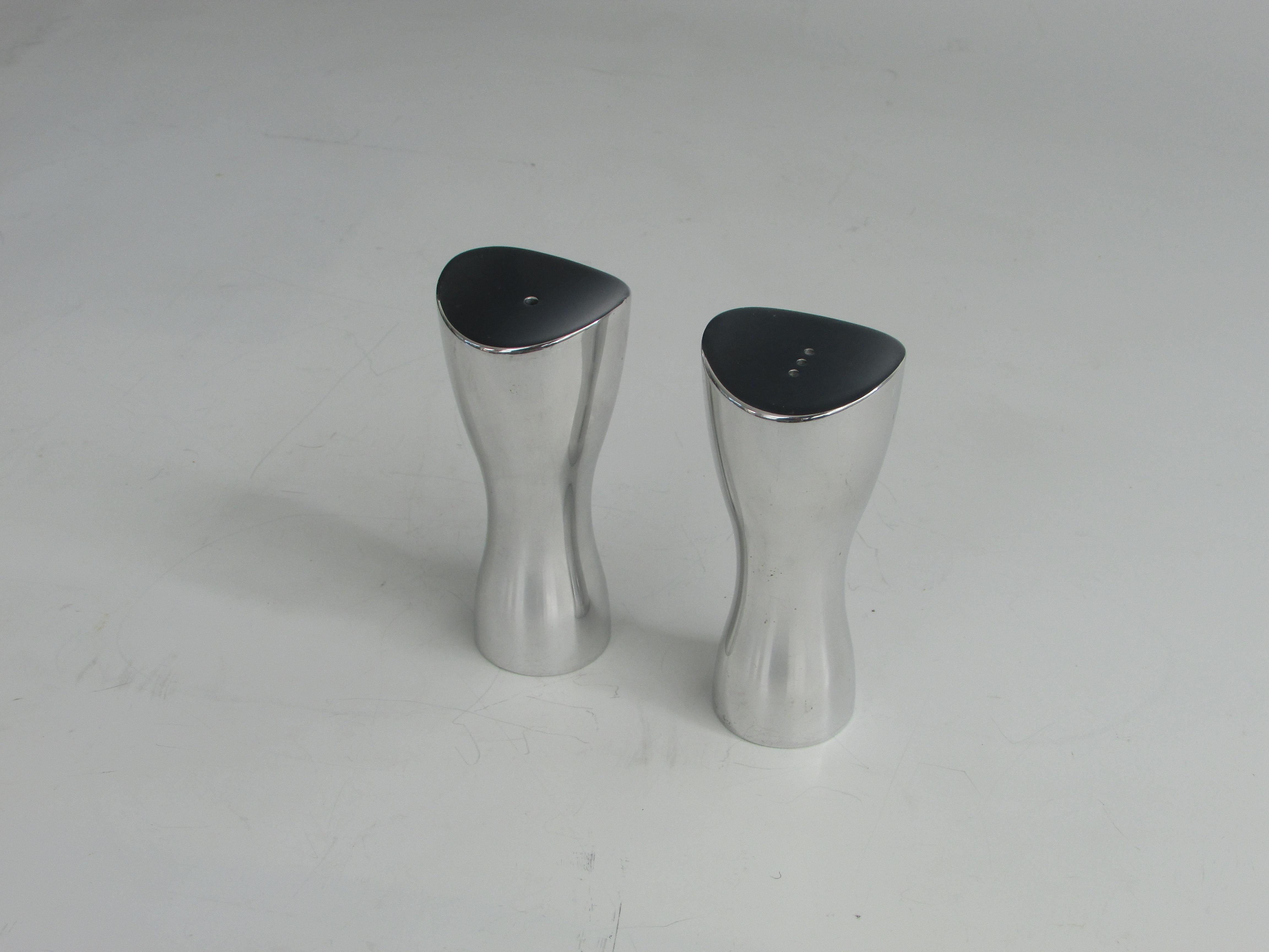 Nambe Studio Polished Modernist Aluminum Salt Pepper Shakers In Good Condition For Sale In Ferndale, MI