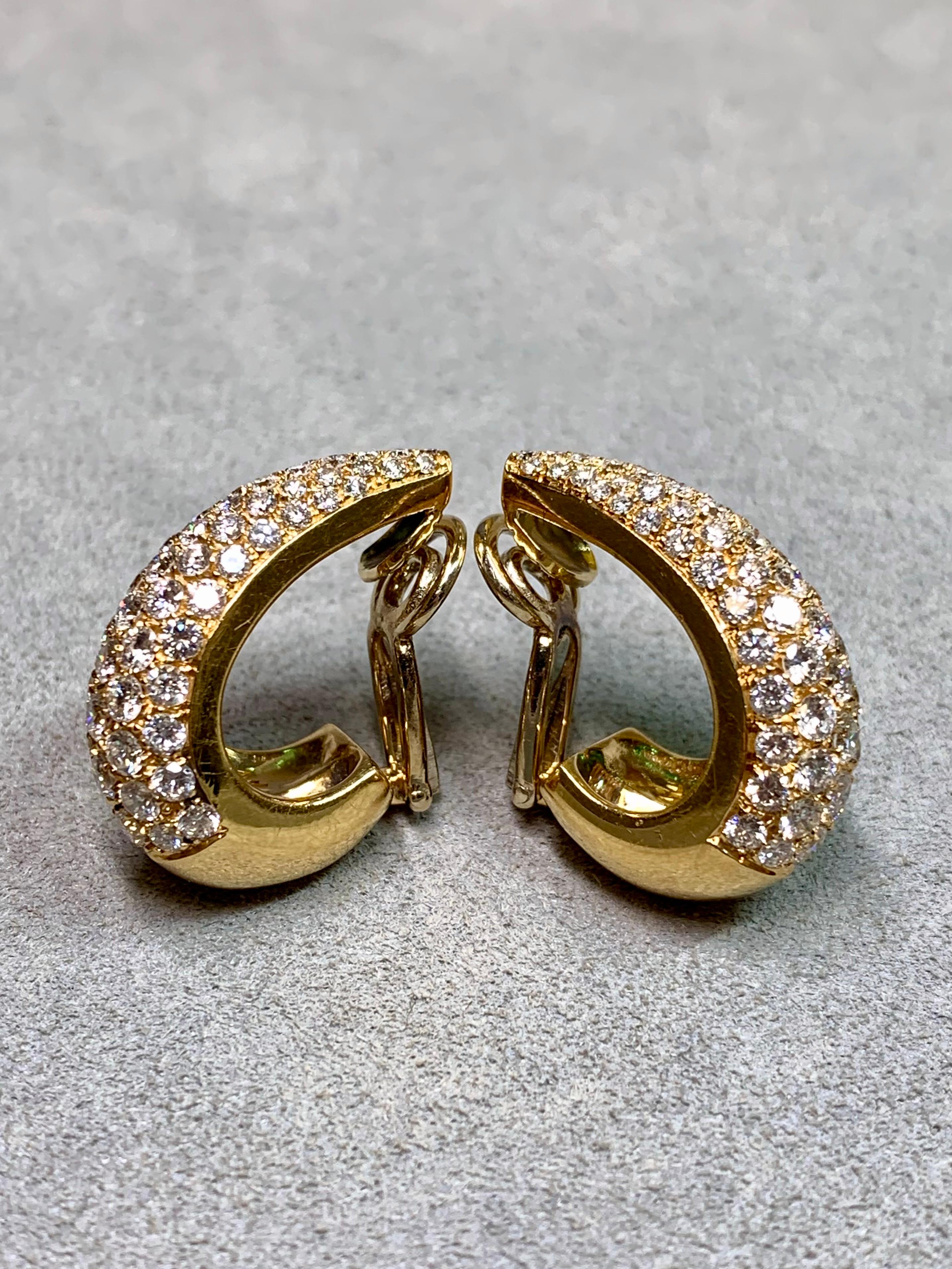 Namdar 18K Smaragd & Diamant Huggie Ohrringe - 4.50ct FG VS + 4ct Smaragde im Zustand „Gut“ im Angebot in Winter Springs, FL