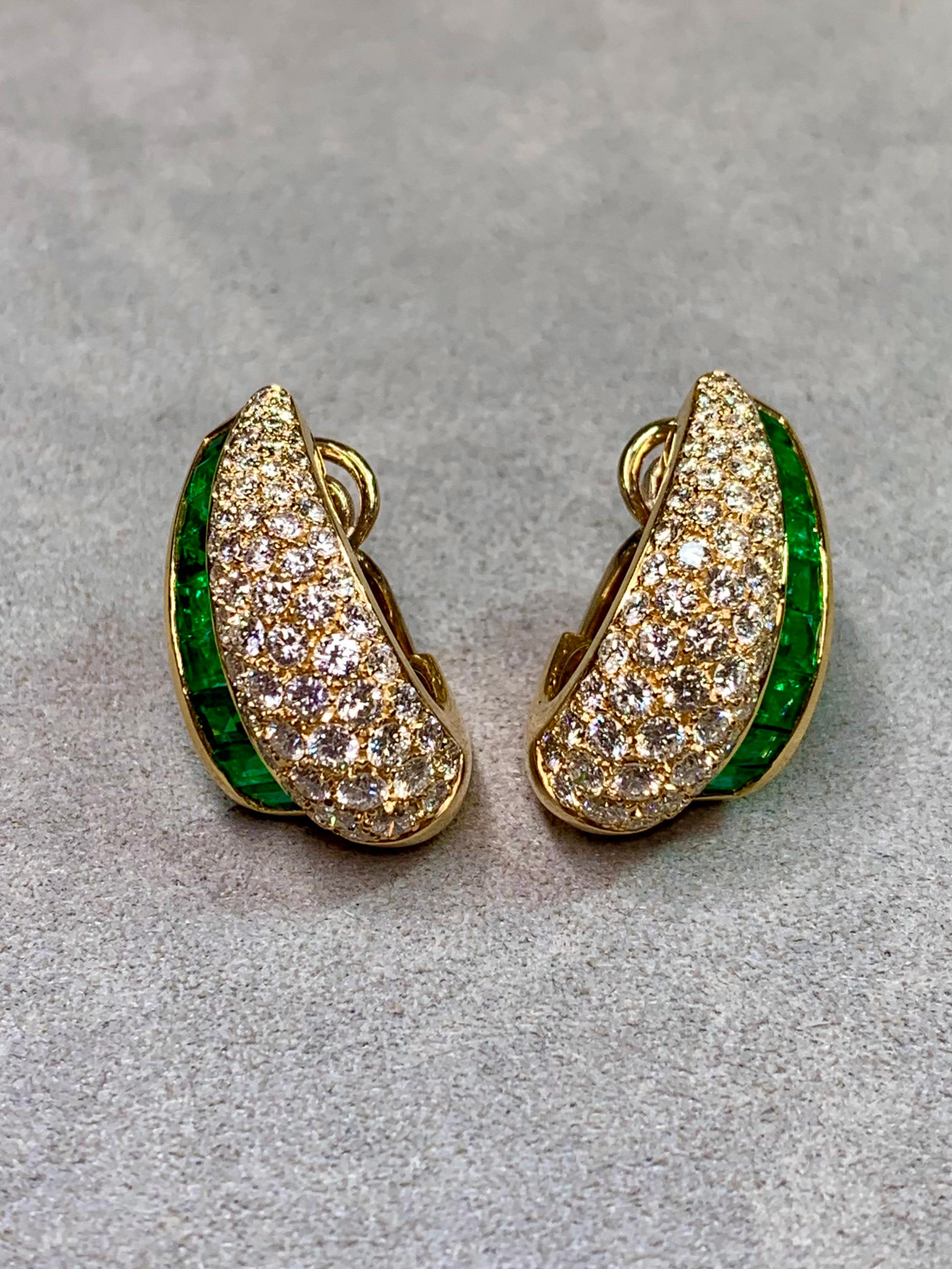 Namdar 18K Smaragd & Diamant Huggie Ohrringe - 4.50ct FG VS + 4ct Smaragde für Damen oder Herren im Angebot