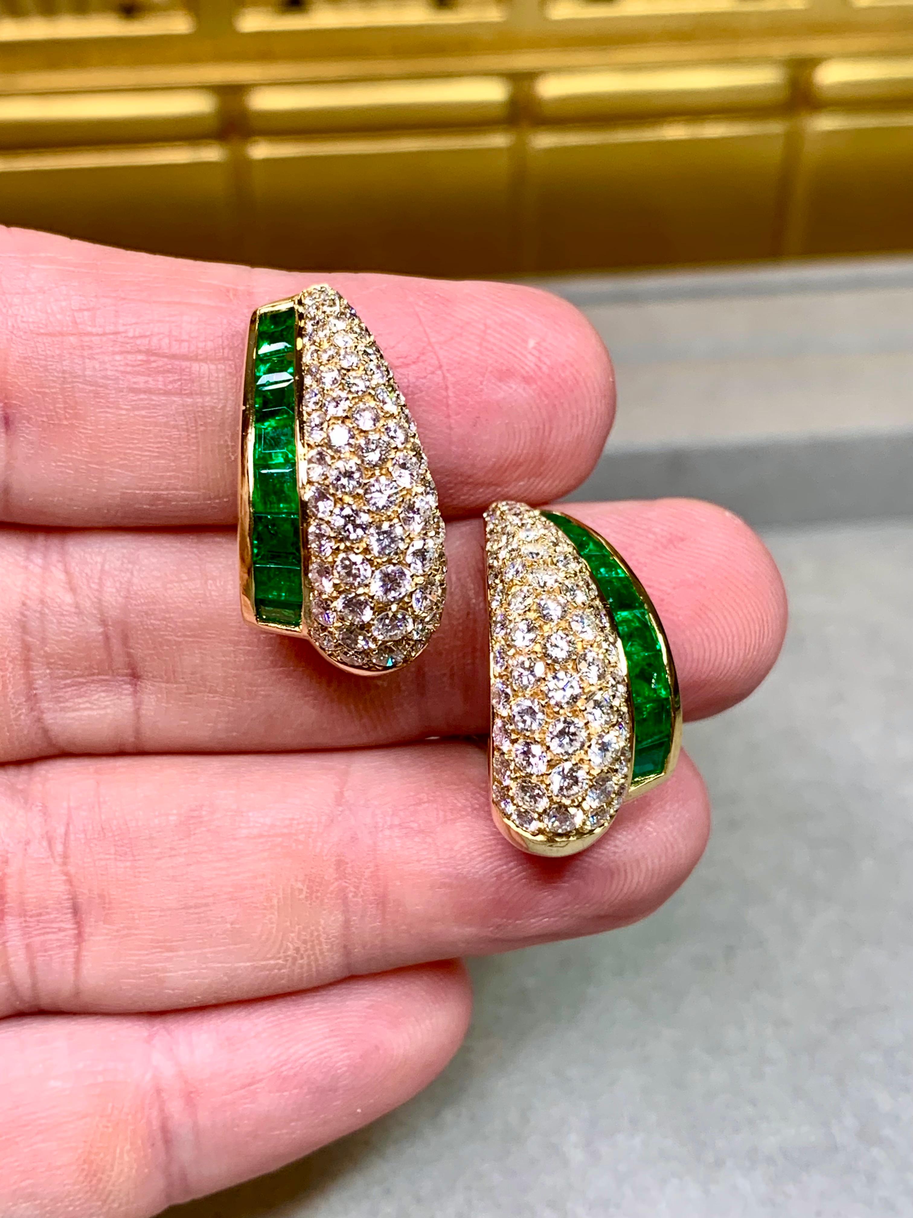 Namdar 18K Smaragd & Diamant Huggie Ohrringe - 4.50ct FG VS + 4ct Smaragde im Angebot 3