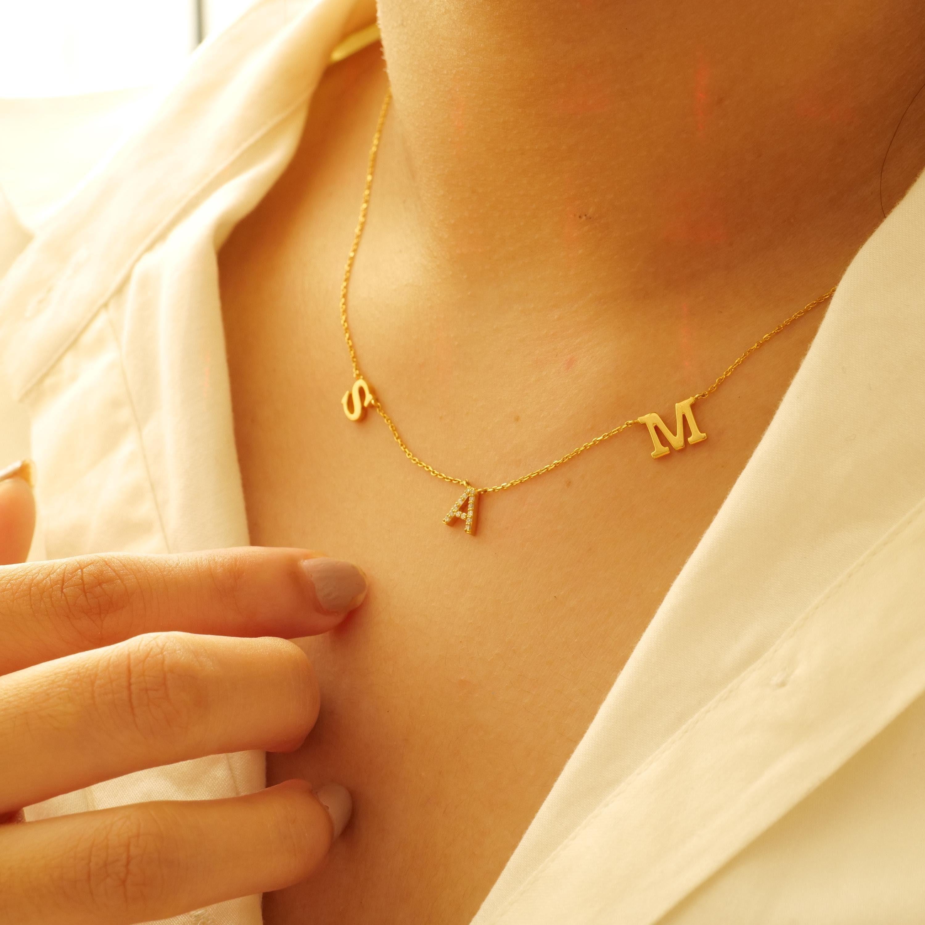 Art Déco Collana con diamanti con iniziali del nome in oro massiccio 14k (certificato) in vendita