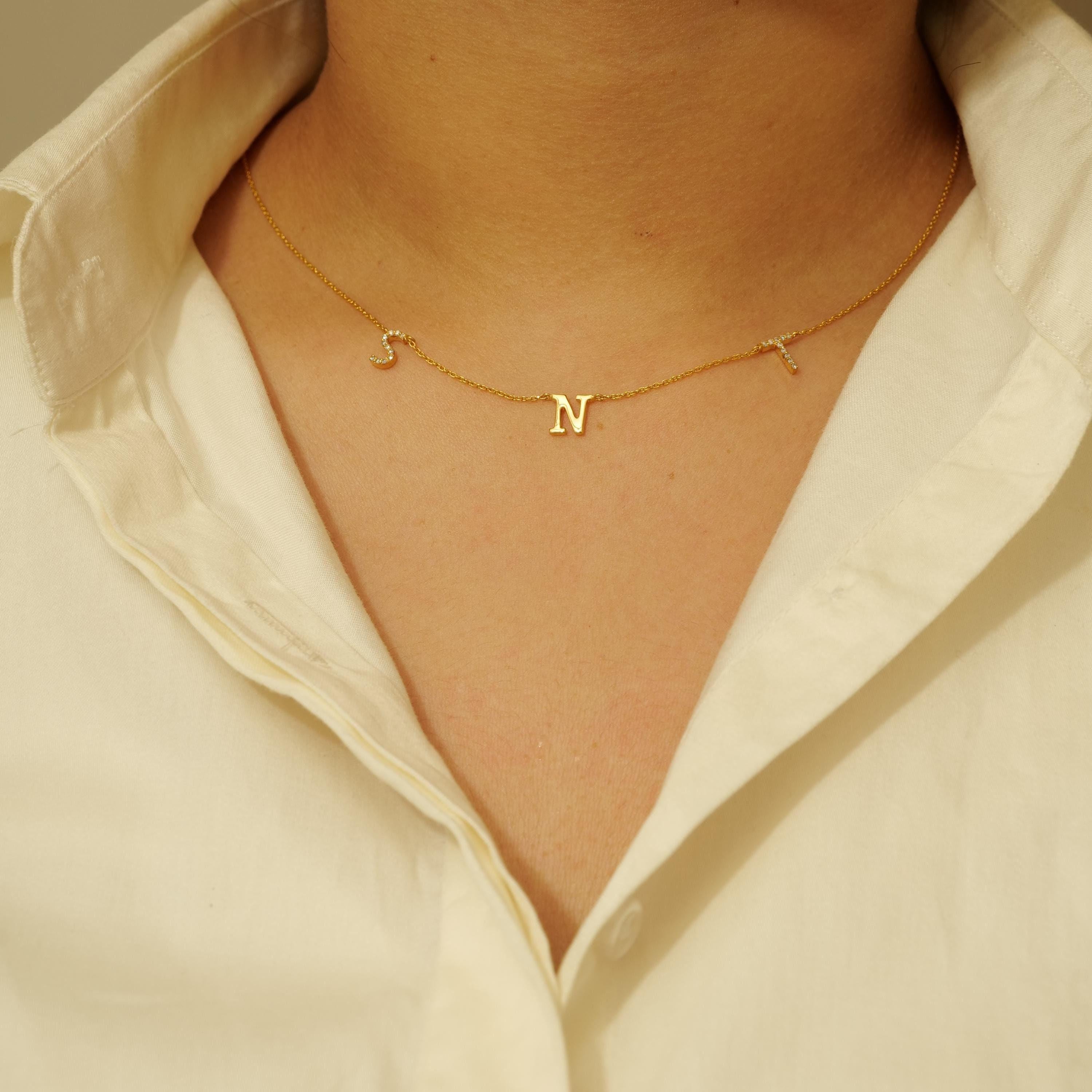 Name Initialen Charme Diamant-Halskette in 14K Solid Gold (zertifiziert) (Art déco) im Angebot