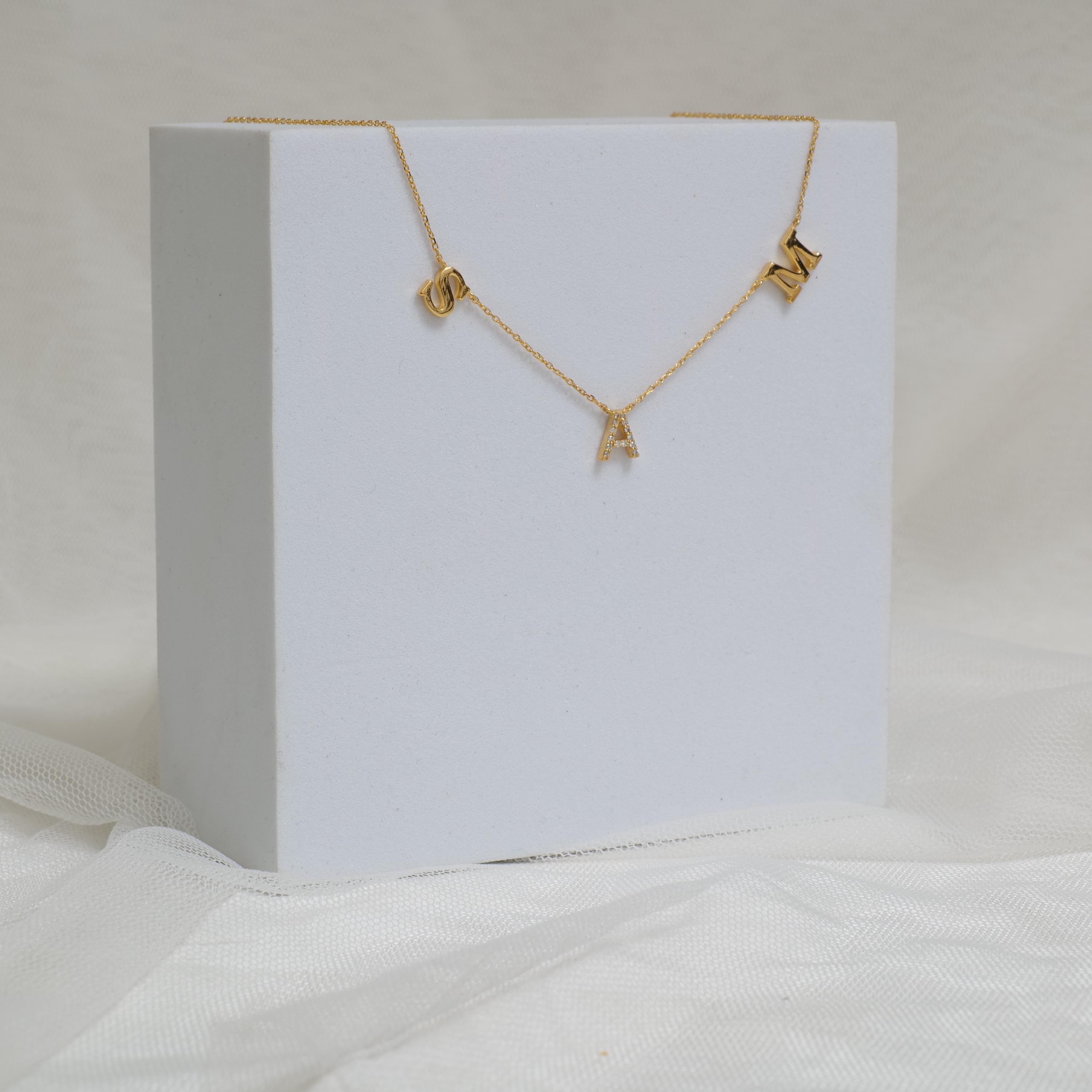 Taglio rotondo Collana con diamanti con iniziali del nome in oro massiccio 14k (certificato) in vendita