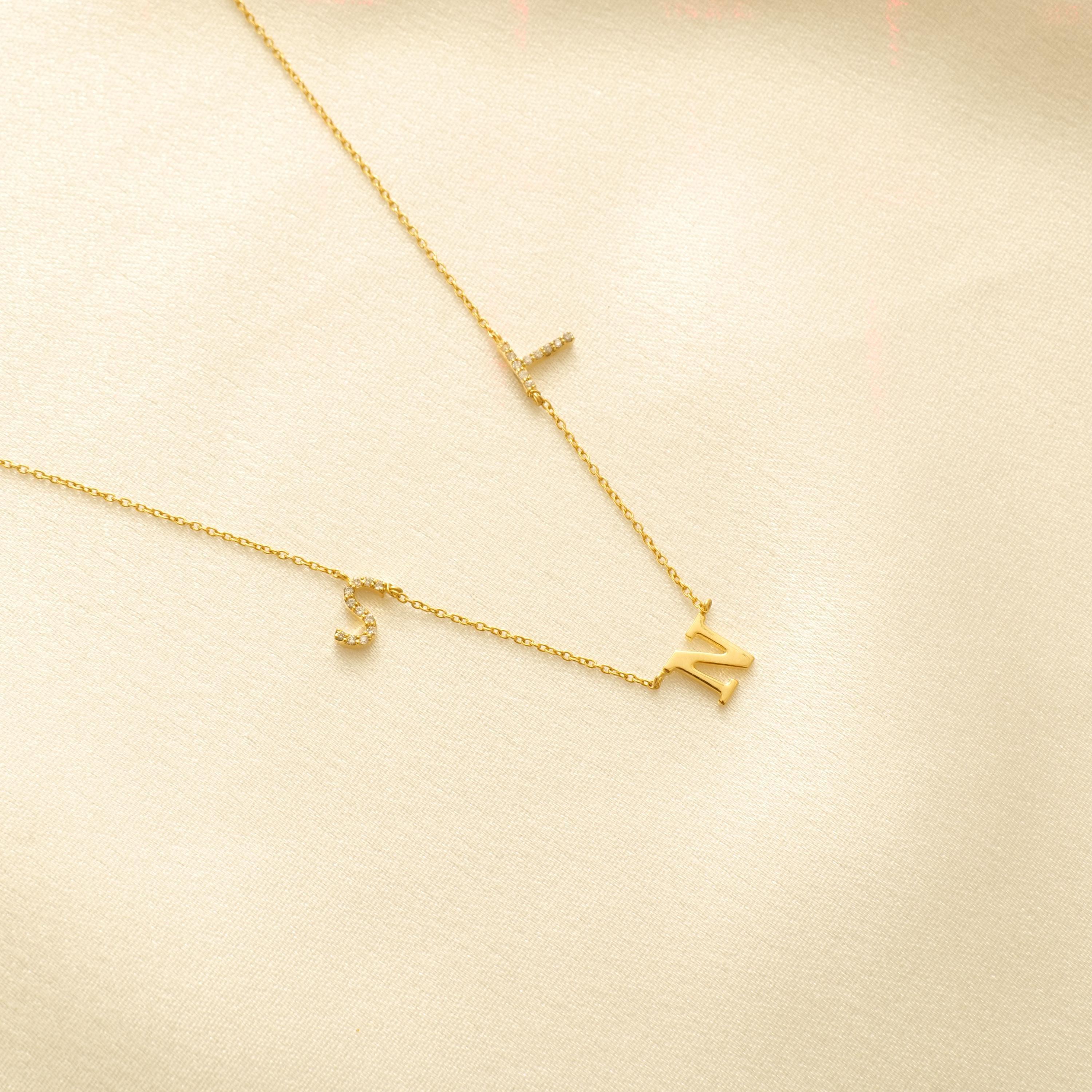 Name Initialen Charme Diamant-Halskette in 14K Solid Gold (zertifiziert) (Rundschliff) im Angebot