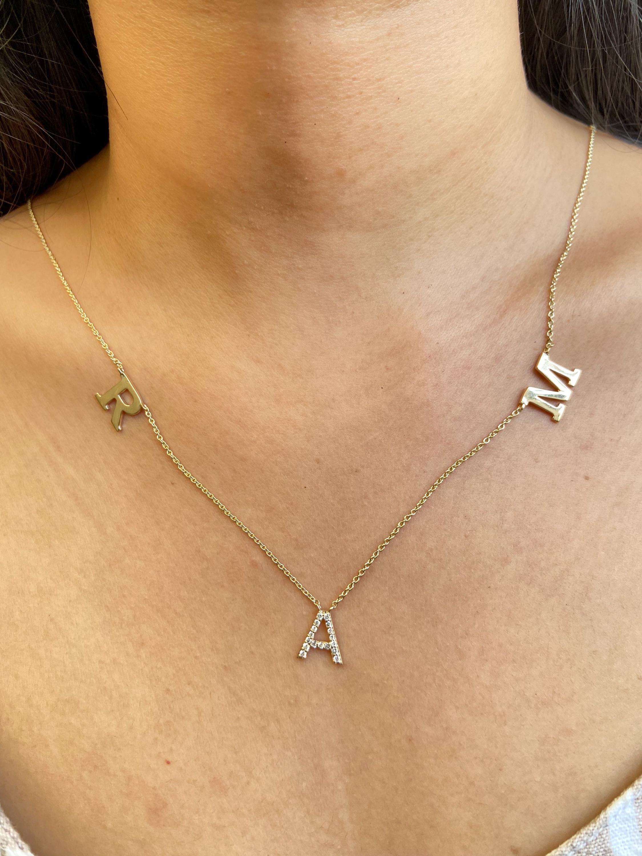 Collana con diamanti con iniziali del nome in oro massiccio 14k (certificato) In condizioni Nuovo in vendita a New Delhi, DL