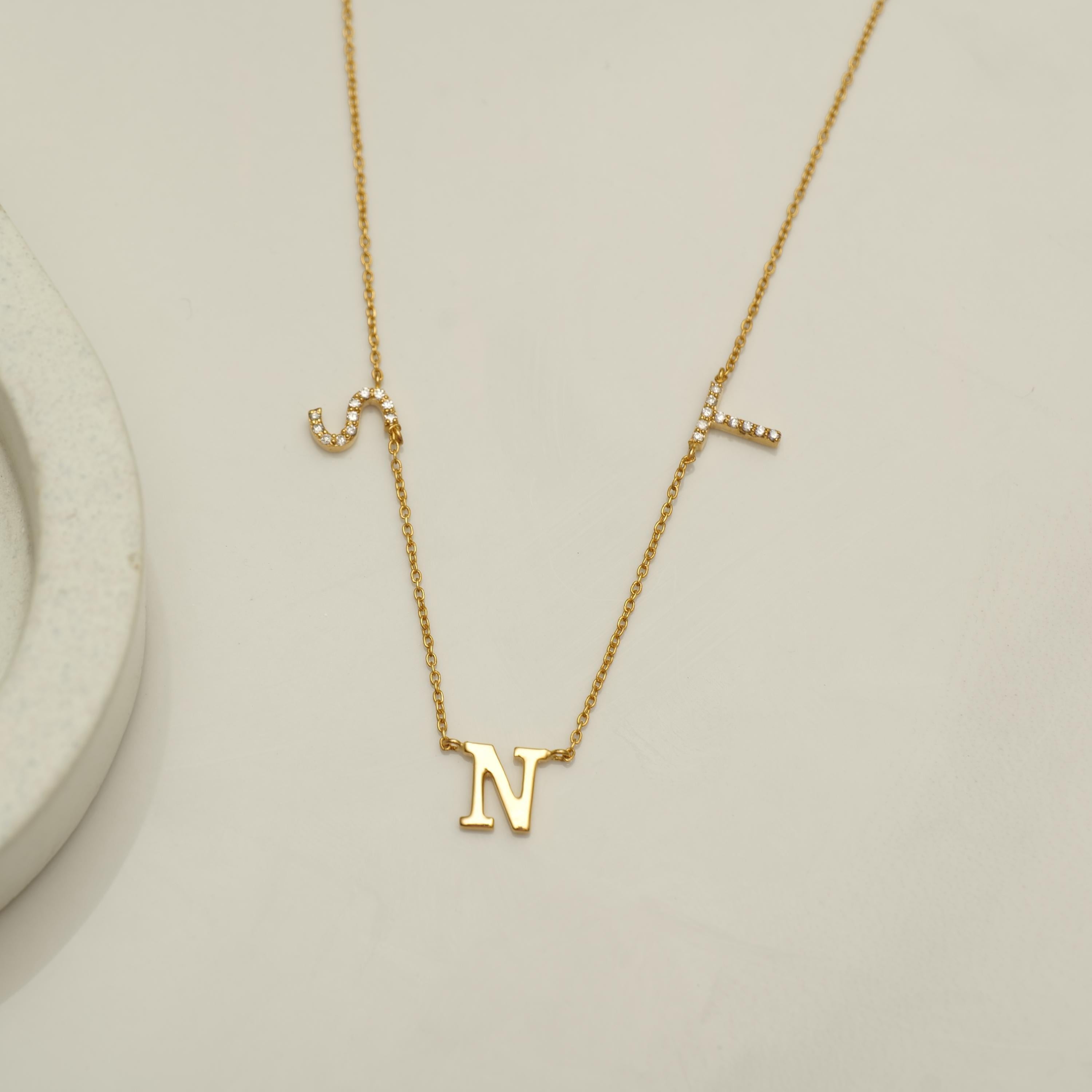 Name Initialen Charme Diamant-Halskette in 14K Solid Gold (zertifiziert) im Zustand „Neu“ im Angebot in New Delhi, DL