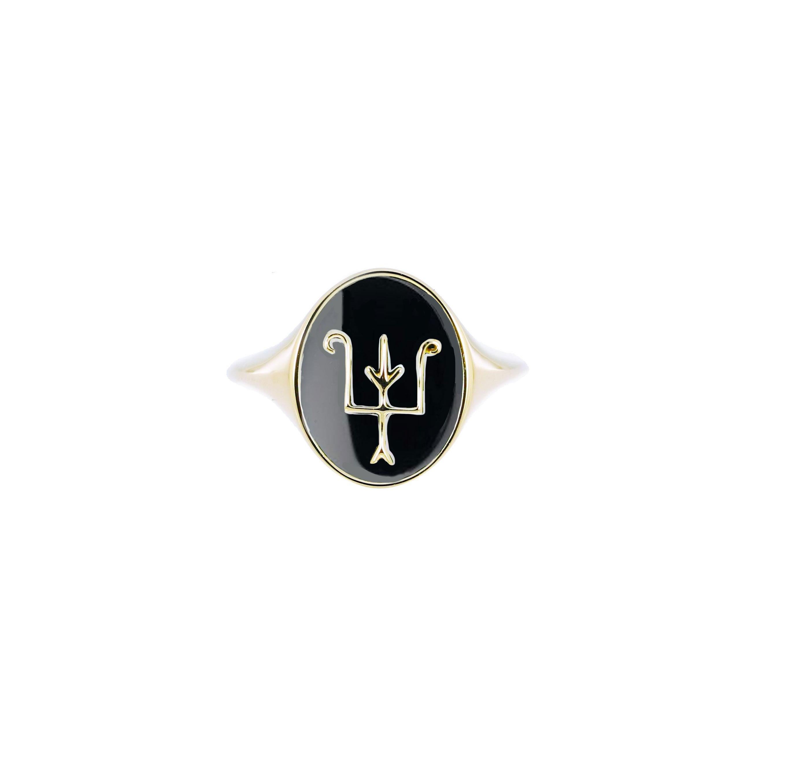 For Sale:  Namesake Signet in Onyx in 18ct Yellow Gold 2