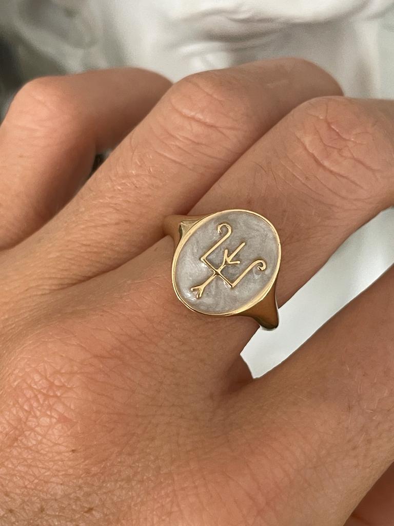 For Sale:  Namesake Signet in Pearl in 18ct Yellow Gold 10