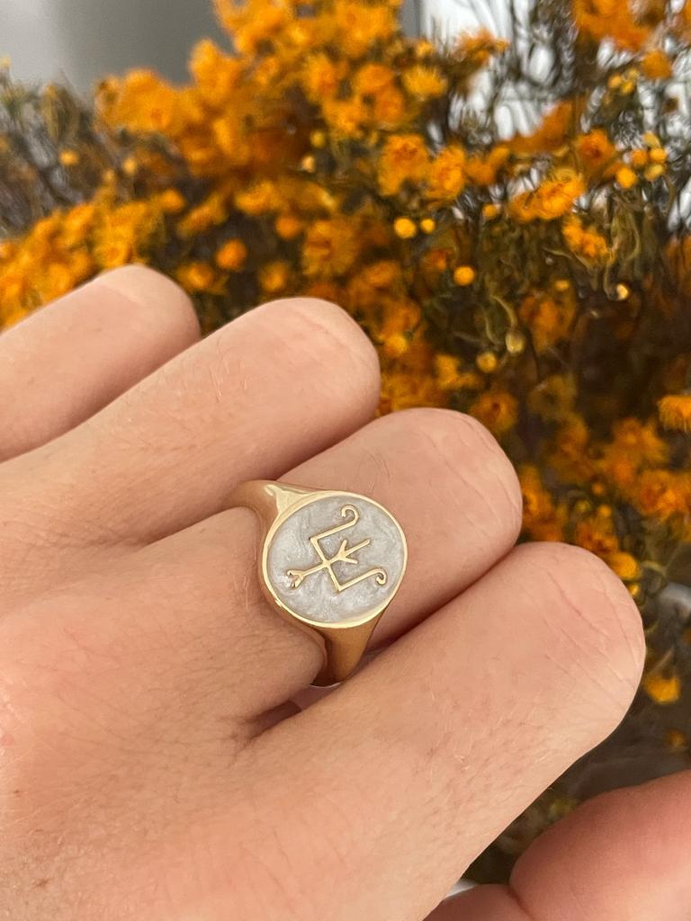 For Sale:  Namesake Signet in Pearl in 18ct Yellow Gold 11