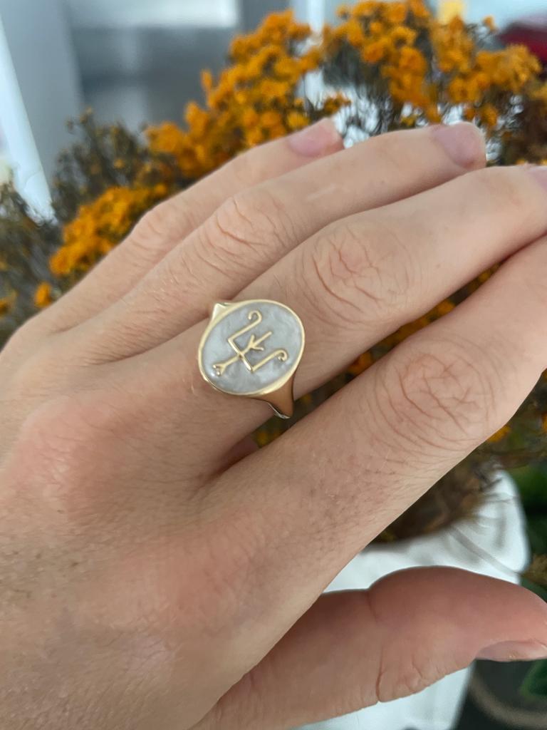 For Sale:  Namesake Signet in Pearl in 18ct Yellow Gold 6