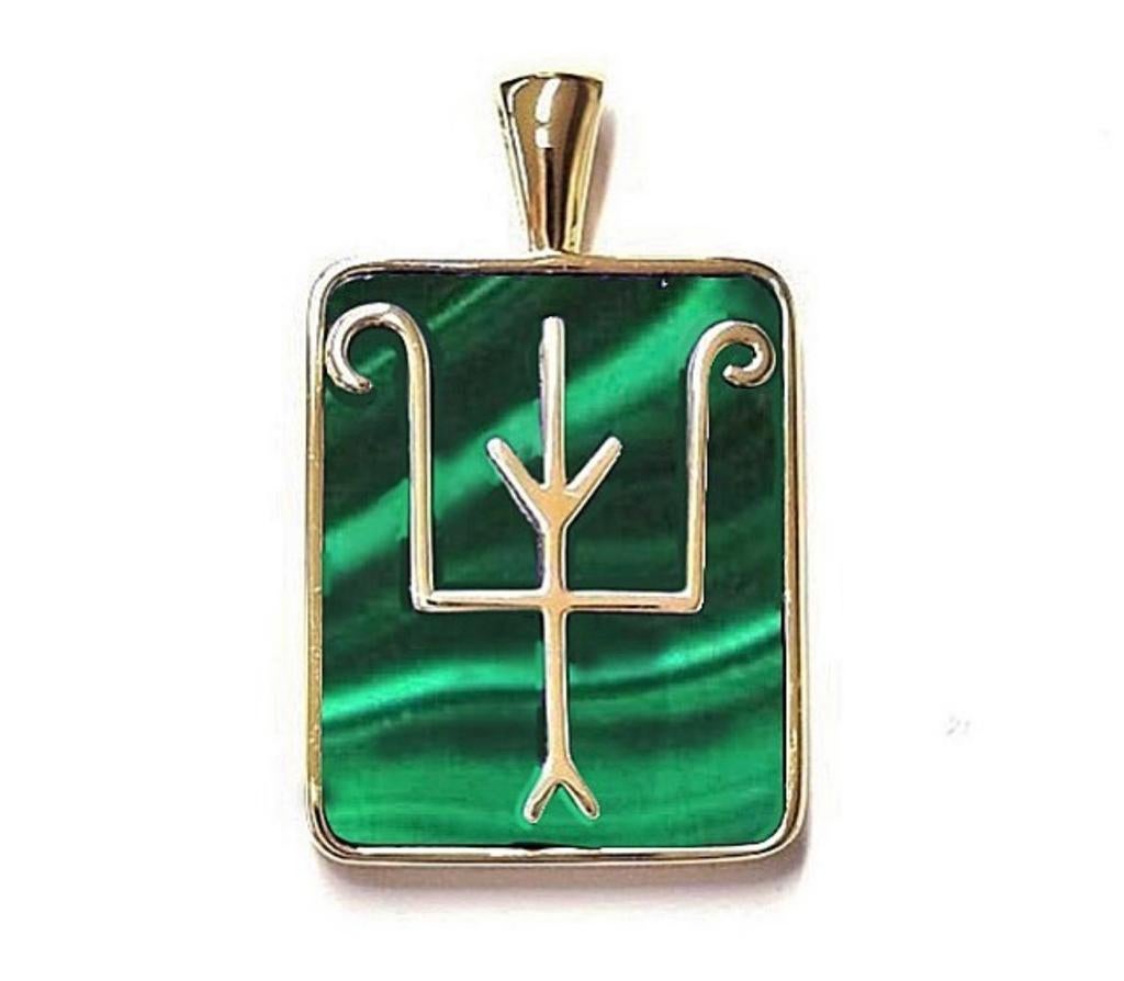 The stellar sibling of the malachite namesake pendant, crafted with green malachite that is reminiscent of the glorious  jewels our grandmother wore to the formidable Shanghai parties of the 30s. Forged in 18ct gold, it bears our trademark double