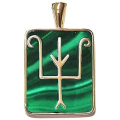 Ciondolo Talismano Namesake in malachite e oro giallo 18 ct.