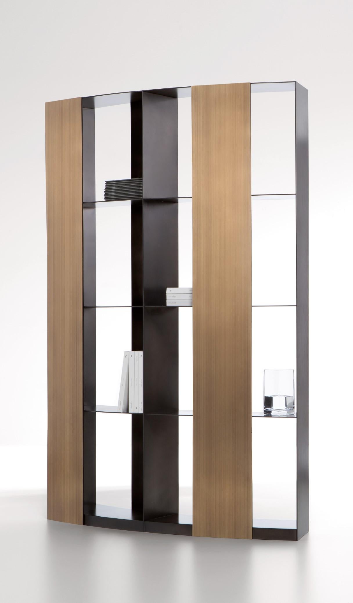 Libreria Nami di De Castelli
Dimensioni: L 140 x P 37 x H 200 cm
Materiali: Ottone DeLabré a righe
Sono disponibili altre versioni. Contattaci per qualsiasi richiesta.

Libreria modulare caratterizzata da un andamento sinuoso che la rende anche