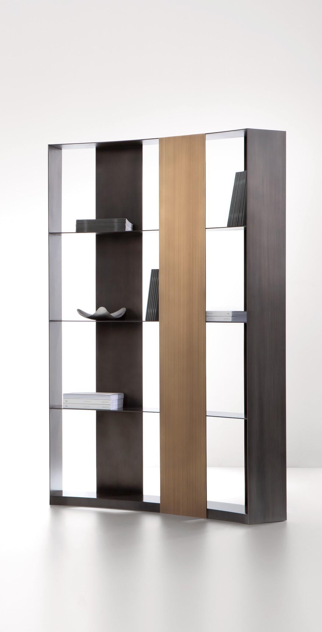 Libreria Nami di De Castelli
Dimensioni: L 140 x P 37 x H 200 cm
Materiali: Ottone DeLabré a righe
Sono disponibili altre versioni. Contattaci per qualsiasi richiesta.

Libreria modulare caratterizzata da un andamento sinuoso che la rende anche