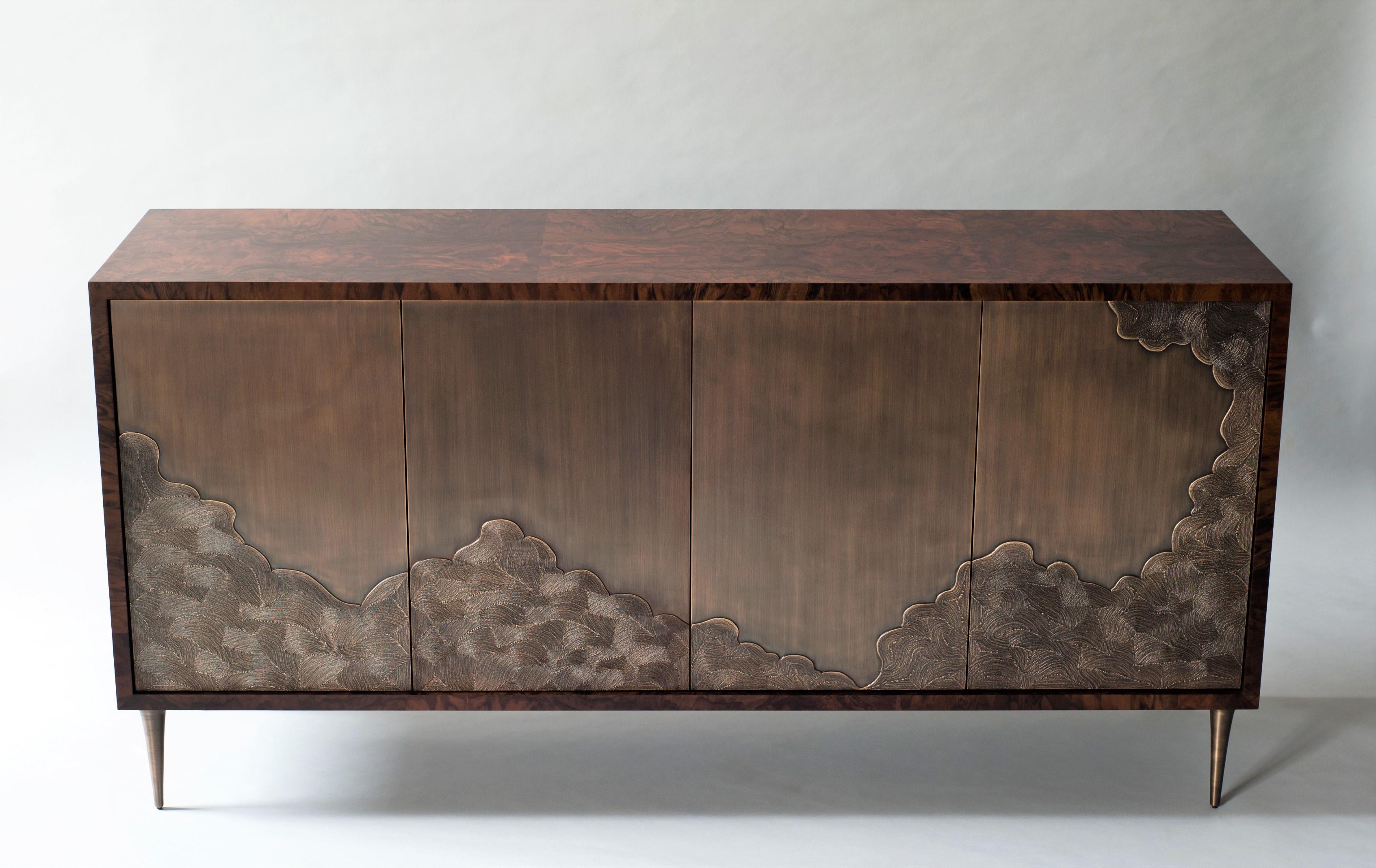 Indien Armoire Nami, 4 portes par DeMuro Das en ronce de noyer et bronze antique massif en vente